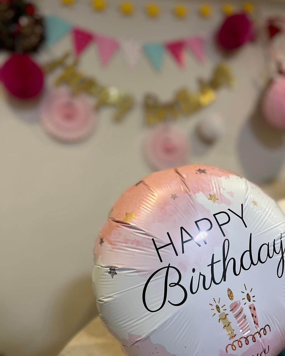 一木美里さんのインスタグラム写真 - (一木美里Instagram)「🩷🩷🩷  おうちにフォトスポットと、 花火のケーキまで用意してくれてた2人🎀✨ 本当にありがとう🥹🧁💓  #birthday#birthdaycake#お誕生日」12月7日 12時37分 - misato_ichiki