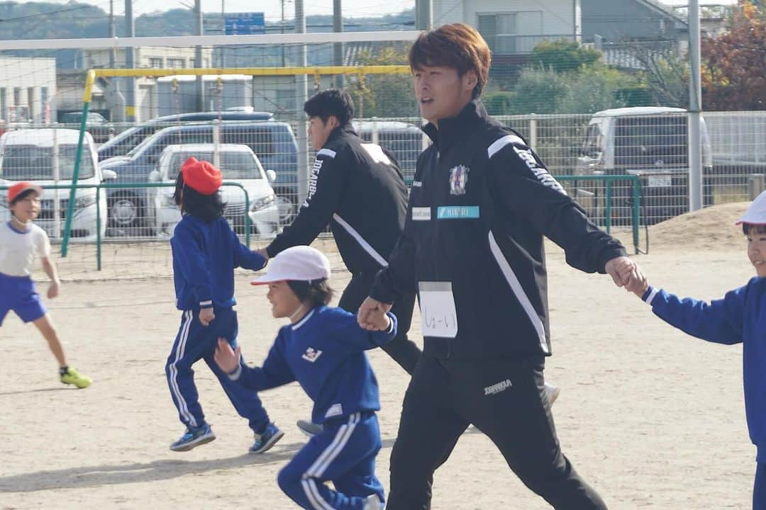 愛媛FCのインスタグラム：「#ホムカツッ！🏫   上島町立 #生名小学校 へ #谷本駿介 選手、#吉永昇偉 選手が訪問🏫  今回の学校訪問も、児童の皆さまとの交流を通して、とても楽しい時間を過ごすことが出来ました🙌✨  ご協力頂きました、先生方ありがとうございました🙇‍♂️  #上島町 #ehimefc #学校訪問 #ホームタウン活動  #サッカー交流  #1市町1選手応援事業 #元気な子どもたちがたくさん！ #カメラマン吉永  #フェリーで行く⛴️  #上島町 @shunsuke.80  @shoi.yoshinaga」