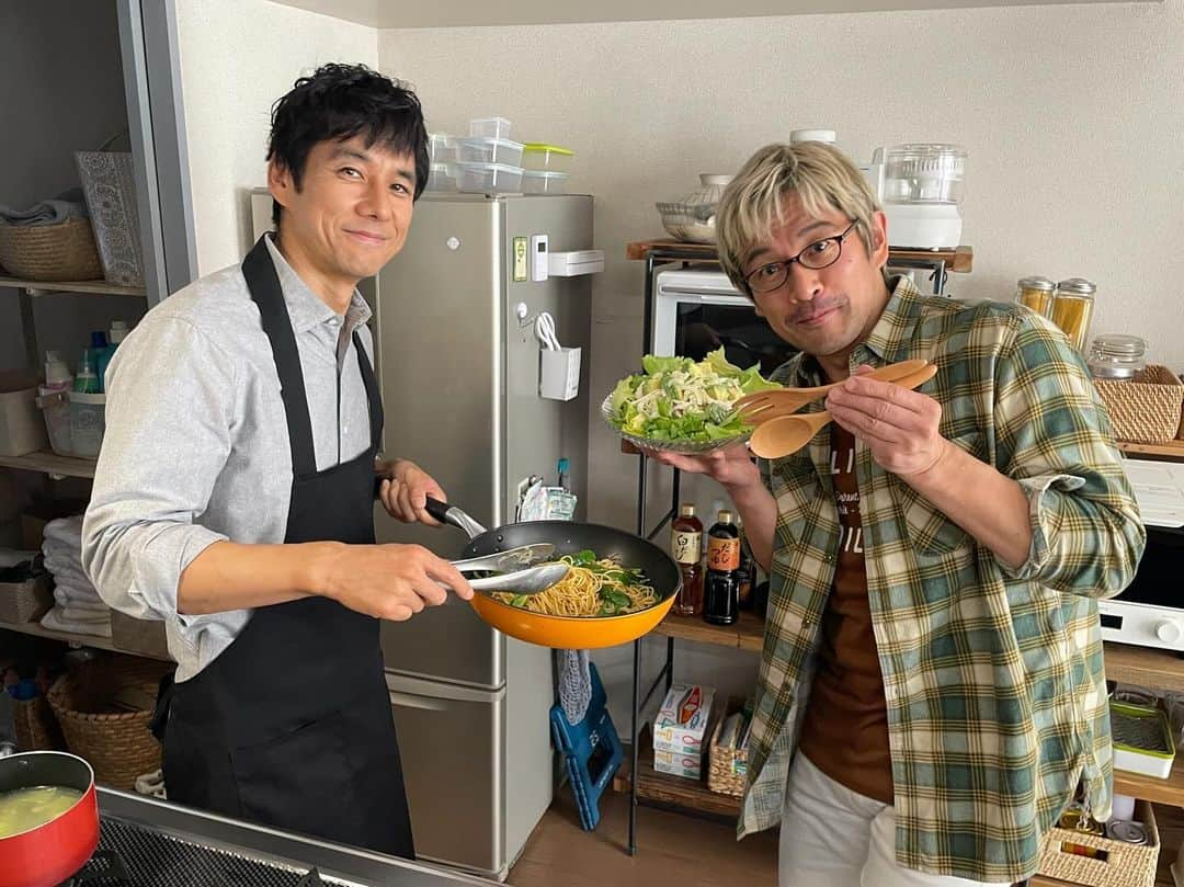 きのう何食べた？ season2さんのインスタグラム写真 - (きのう何食べた？ season2Instagram)「.  #きのう何食べた？ season2 第9話見逃し配信中🎬✨  #TVer #ネットもテレ東  ⚠️無料見逃し配信は12月9日(土)1:21まで。  パスタを作るシロさんをケンジが撮影する オープニング映像オフショット🍳  第10話は明日深夜24:42から放送！ 通常より30分押しです🙇‍♀️🙇‍♂️  #西島秀俊 #内野聖陽 #何食べ」12月7日 12時50分 - movie_nanitabe