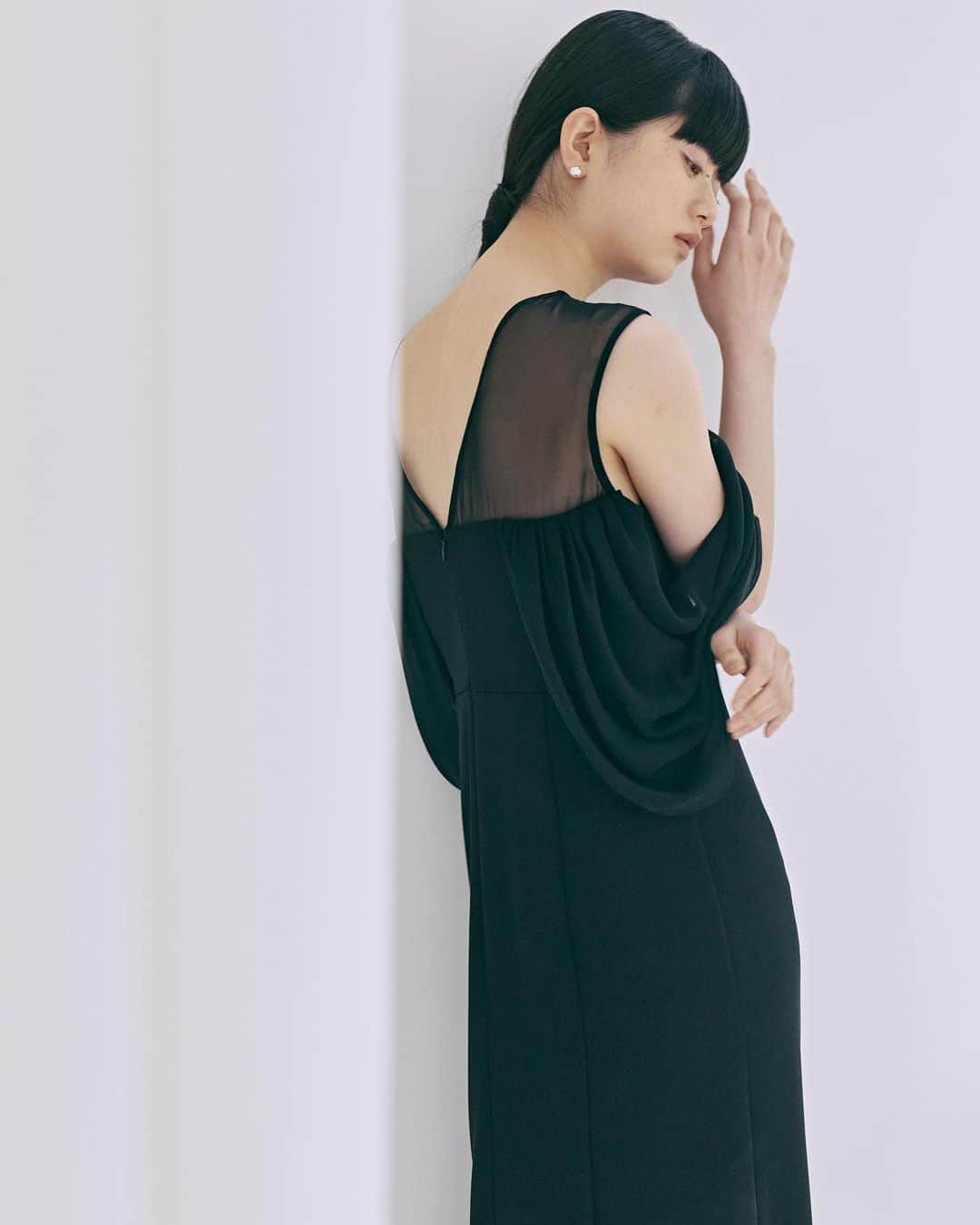 kaene －カエン－のインスタグラム：「- re stock 🖤-  ▪︎Draped sleeveless dress ドレープスリーブドレス / No.100884 ▪︎color : white / black ▪︎size : 34 / 36 / 38  袖が2way仕様のドレス。 ドレープスリーブに手を通さずに、ノースリーブデザインとしてもご着用いただけます。  ブラックウェディングドレスに。 またゲストドレスとしてもオススメの商品です。  🖤🤍  #kaene #weddingdress #ブラックウエディングドレス  #ウエディング前撮り  #フォトウエディング」