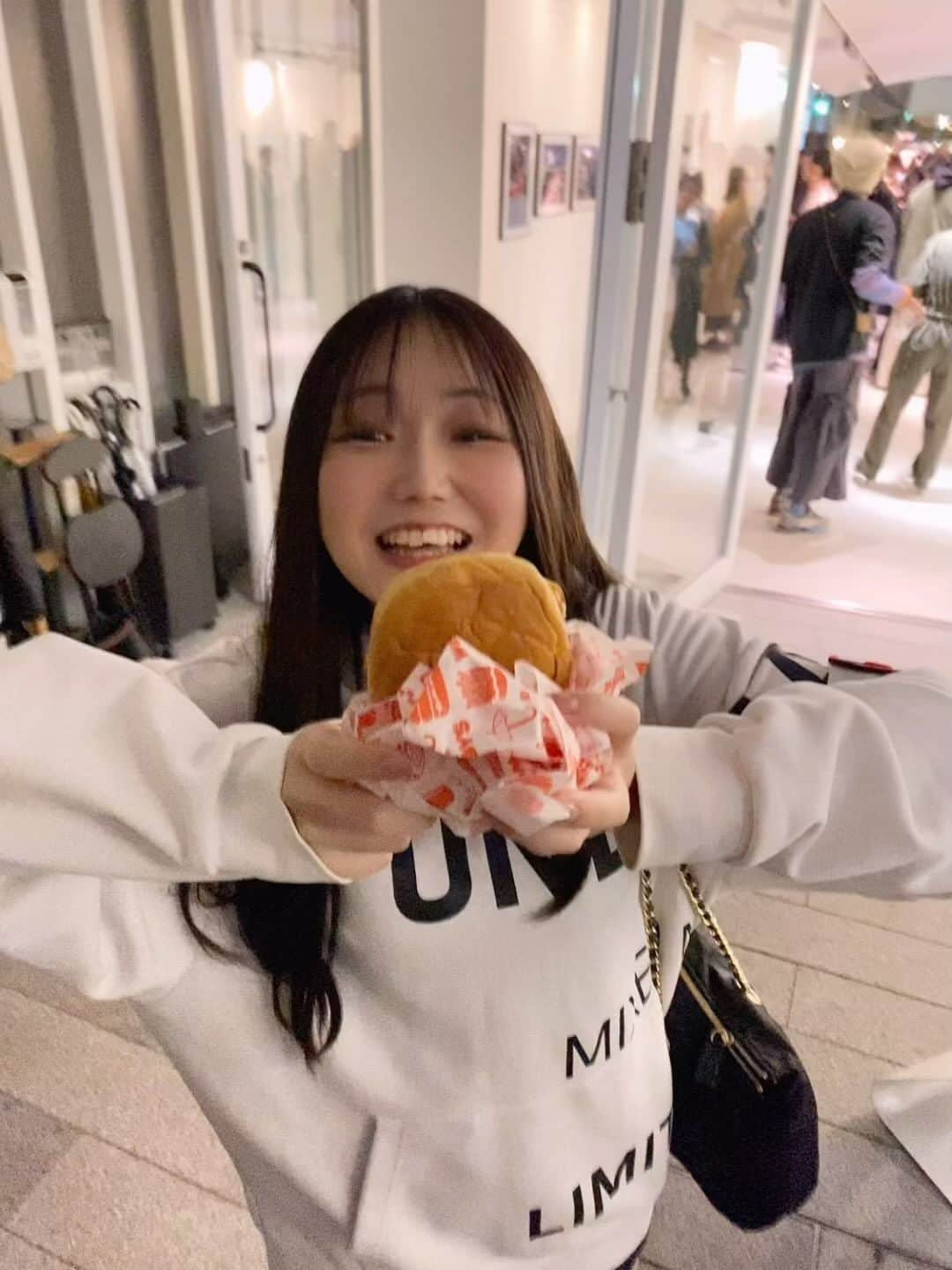 藤田早希のインスタグラム：「can eat as many hamburgers as u like🍔💗 シアトルから日本にきたハンバーガー 貰った瞬間嬉しくて笑顔なってもたバブ👶🏻🍼 知れば知るほどハンバーガー沼。 ソースのいい感じの酸味とバンズの存在感が本当に 最強なハンバーガーだった🥲(勝手に食レポ) クセになるやつ。あと3個は食べたかった。. . . . #もぐちょり #飯ウマ日誌  #飯テロ #飯食う動画 #グルメ #foodshare #食スタグラム #special #gift #非日常 #food #japan #gourmet #東京 #メシ通 #instafood #食べ物 #食べログ #foodgram #東京グルメ #食べるの好きな人と繋がりたい #l4l #like4likes #likeforlikes #instalike . . . .」