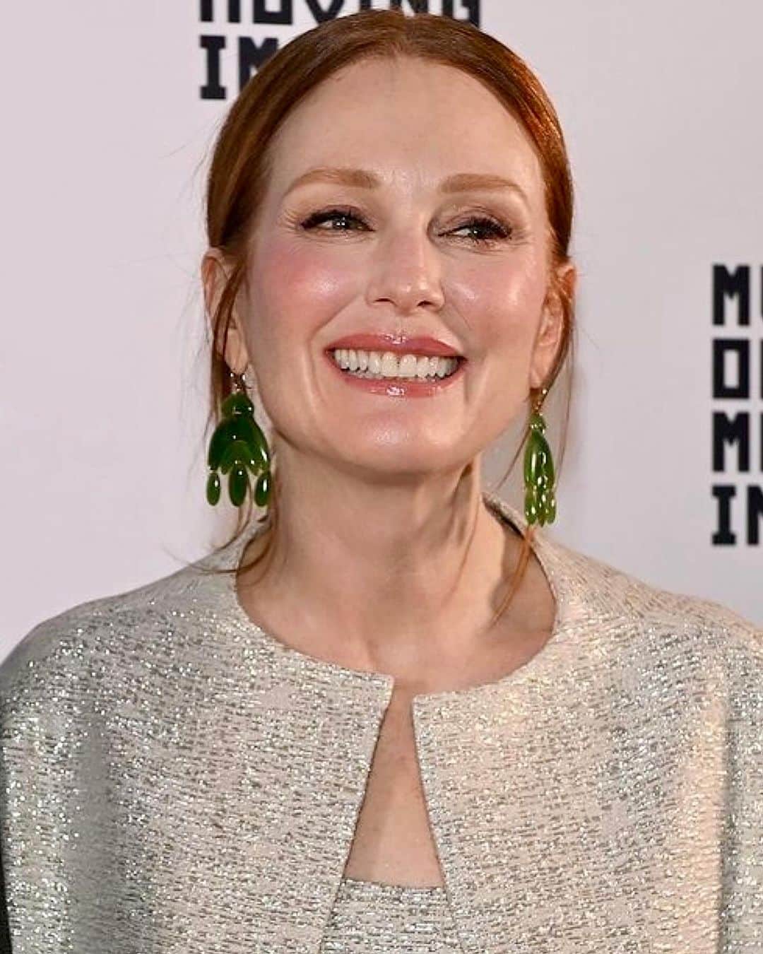 Hung Vanngoのインスタグラム：「#JulianneMoore (@juliannemoore) in @dior at MoMi ❤️⭐️✨💫🌟@maydecemberfilm is now on @netflixfilm ❤️. Styled by @kateyoung assisted by @nataliegilhool  💇🏻‍♀️ @hairbyorlandopita  💄 @hungvanngo assisted by @jaydenhopham」