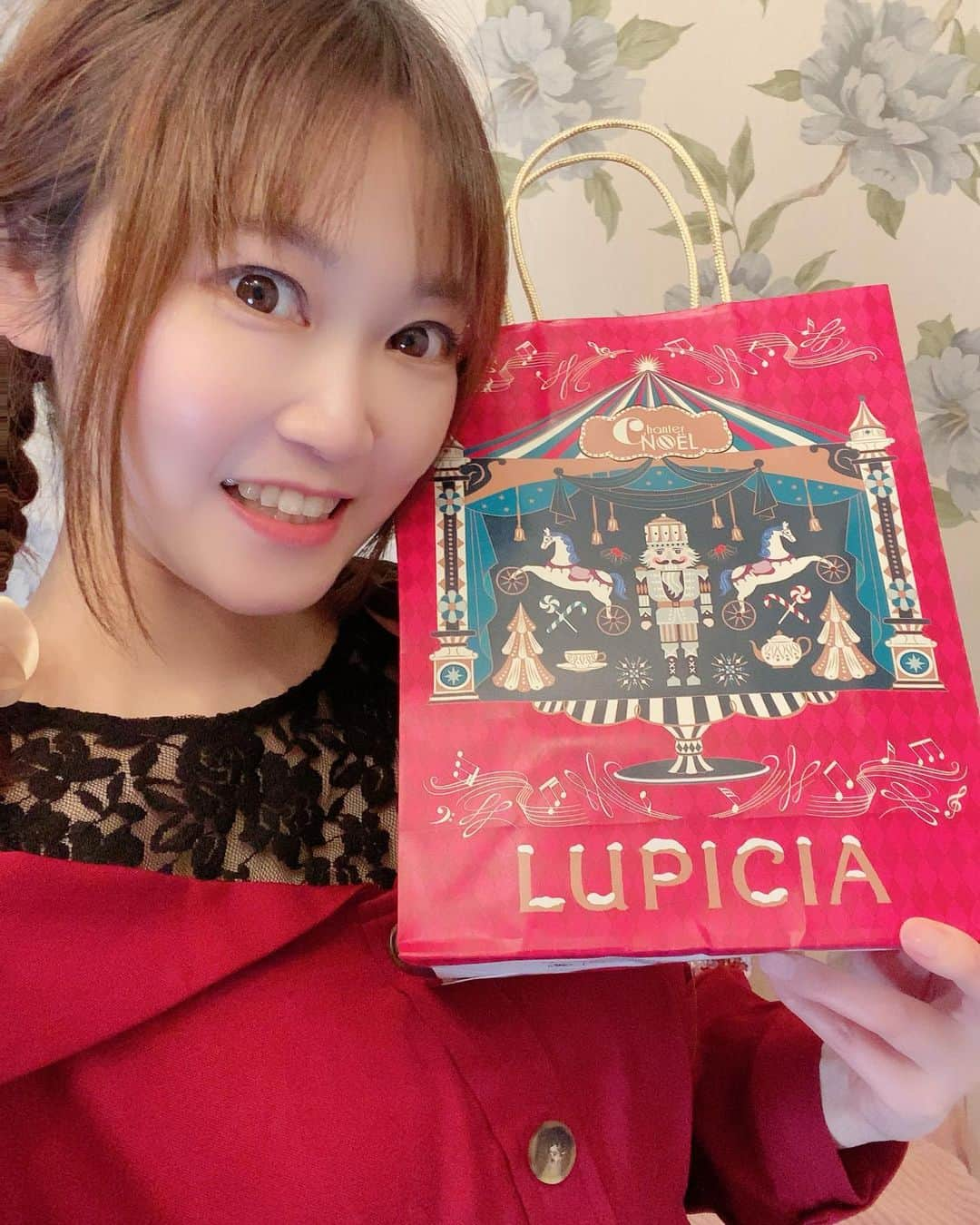 真仲りえのインスタグラム：「明日と明後日に共演する鳥羽ちゃんからクリスマスプレゼントもらった💕 明日は恋ジャズ初日！！！ ありがたいことに満員に近くなっています☺️  9日はまだお席をご用意できるので、 観に来てね💕  ジャズの歌もピアノもとっても素敵です！！ 曲を知らなくても聞いてて楽しい。 癒される。 お酒にもお茶にも相性ぴったりで、 ゆったりした時間を過ごしてほしいと思っています！  11の恋。 朗読は切なかったり、美しかったり。 4人の声優たちで、それぞれの物語をお届けします☺️  ご予約はコメントorDMへ😌✨  ——————————— 【 11の恋とJazz 】 12月8日(金)、9日(土) 【開場】19:30 【開演】20:00 【会場】U-ma Kagurazaka ※神楽坂駅より徒歩3分 【チケット】3000円＋1オーダー制 -——————————  【 11の恋とJazz 】通称:恋ジャズは、 ジャズを誰でも気軽に楽しんでもらいたい。 そんな思いから生まれたイベントです。  朗読ともあわせて、 それぞれの曲の物語をお贈りいたします。  #声優 #役者 #恋ジャズ #ジャズと朗読 #朗読 #朗読が好き #聴くのが好き #reading #jazz  #恋の詩 #エモい #恋 #3行小説 #いとうかよこ #ご予約お待ちしてます」