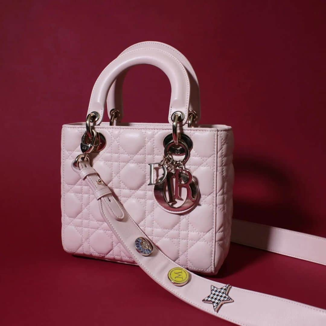 RAGTAGのインスタグラム：「Christian Dior ￥428,000   LADY DIOR MY ABCDIOR   パウダーピンクのラムスキンにカナージュステッチ、 そしてエレガントに揺れるDIORチャームが目を惹く。 ショルダーストラップはバッジを取り付けて自分らしくカスタマイズも可能。  美しさと愛らしさのあるときめく逸品。   _   気になる商品は、お近くの店舗へお取り寄せ可能◎   サイズや色味を実際に試してからご購入をご検討いただけます！   お気軽にご利用ください。  _   #ラグタグ #古着 #ブランド古着 #古着ファッション #christiandior #dior #diorbag #myabcdior #ディオール #ディオールバッグ #ラムスキン #bag #ハイブランド #ハイブランドバッグ #ブランドバッグ #ご褒美バッグ #ご褒美 #バッグコーデ #winteroutfit #大人カジュアル #tokyovintage #tokyovintageshop #ootd #東京古着屋 #名古屋古着屋 #大阪古着屋 #京都古着屋 #福岡古着屋」