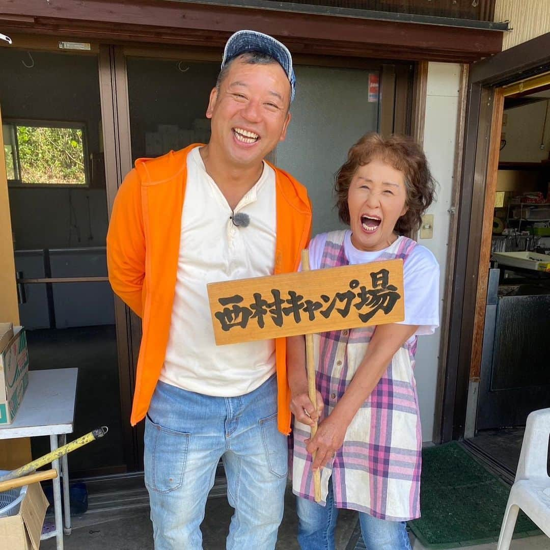 西村瑞樹（西村キャンプ場）さんのインスタグラム写真 - (西村瑞樹（西村キャンプ場）Instagram)「かわいいお母さんと遭遇！  今週末９日(土)の『#西村キャンプ場』は、 引き続き長崎県新上五島町キャンプ旅🏕️  一夜明け、 遠くの港から「お～い！」と 西村さんを呼ぶ声が！   淡い期待を抱きつつ 声のする方へ向かっていると、 「こんにちは！」と声をかけてくれる 元気なお母さんが！  自ら仕入れた魚だけを使い、 手作り"かんぼこ"を今も作り続けているそうで…🐟✨  #バイきんぐ西村 #バイきんぐ #西村瑞樹 #キャンプ #キャンプだホイ #camping #キャンプ飯 #キャンプ料理 #ソロキャンプ #旅行 #広島 #長崎 #五島列島 #新上五島」12月7日 18時23分 - tss_nishimuracamp