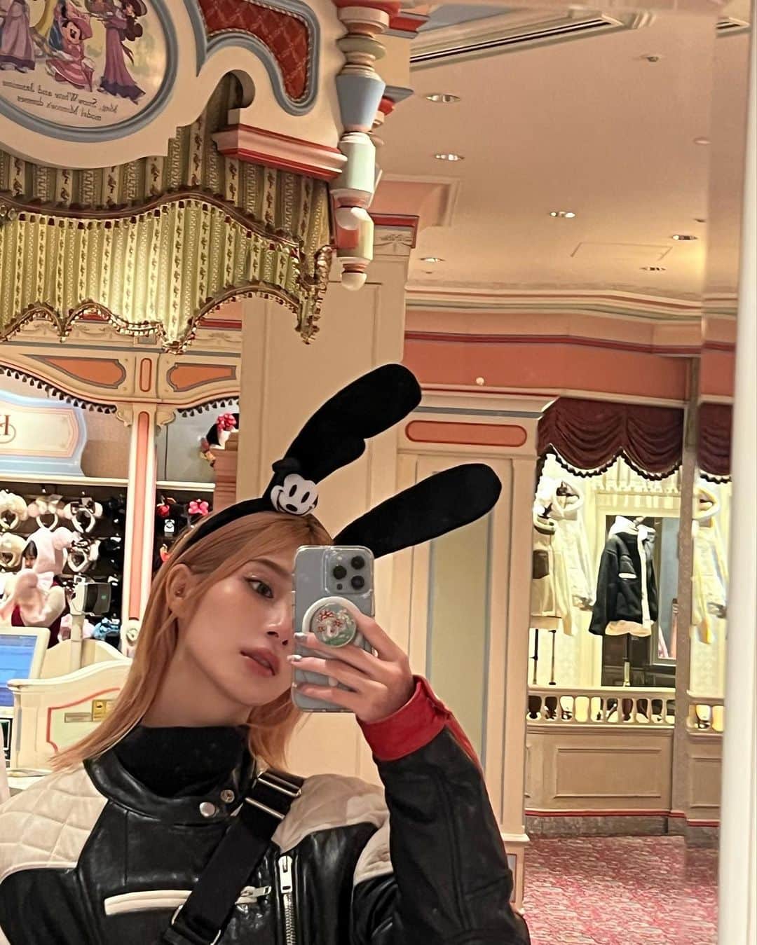 南部桃伽さんのインスタグラム写真 - (南部桃伽Instagram)「🏰🖤☺️☄️🌟」12月7日 18時31分 - momoka_nanbu
