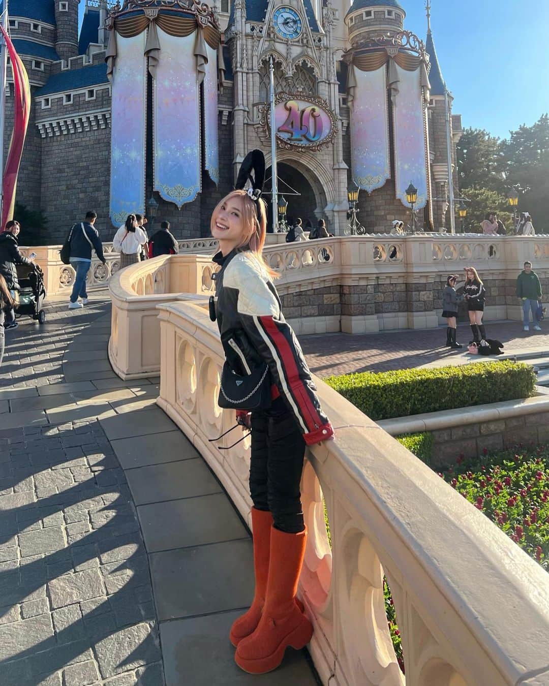 南部桃伽さんのインスタグラム写真 - (南部桃伽Instagram)「🏰🖤☺️☄️🌟」12月7日 18時31分 - momoka_nanbu