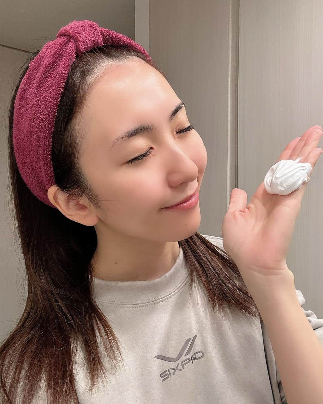 mimiさんのインスタグラム写真 - (mimiInstagram)「エステ級のフェイシャルケアができる炭酸スキンケアフォーム🫧10SKIN🫧  濃密炭酸泡が気持ち良く柑橘系の香りが大好きで気に入っている☺️  10SKINのすごいところは 1本で10役の炭酸スキンケアフォーム✨ ①10,000ppm 炭酸ガスパック ②濃密泡洗顔 ③低刺激ピーリング ④集中美容液マスク ⑤エイジングケアマスク ⑥毛穴集中ケアパック ⑦頭皮スカルプクレンジング ⑧全身ボディクレンジング ⑨背中美容パック ⑩シェービングフォーム  ピーリングや頭皮のスカルプケアもできるってすごい🥹🤍 ピリピリする事もないからすごく使いやすいよ☺️  ・ #PR #10SKIN #10秒エステ #セルフトーニングクレンジング #オールインワンコスメ #おすすめスキンケア #美容マニア #すっぴん美人 #美肌ケア #美活 #30代美容 #ママ美容 #mimi美容🐹 #綺麗になるための努力 #skincare #beautycare #japanesegirl  #炭酸美容」12月7日 18時26分 - chan.mi3