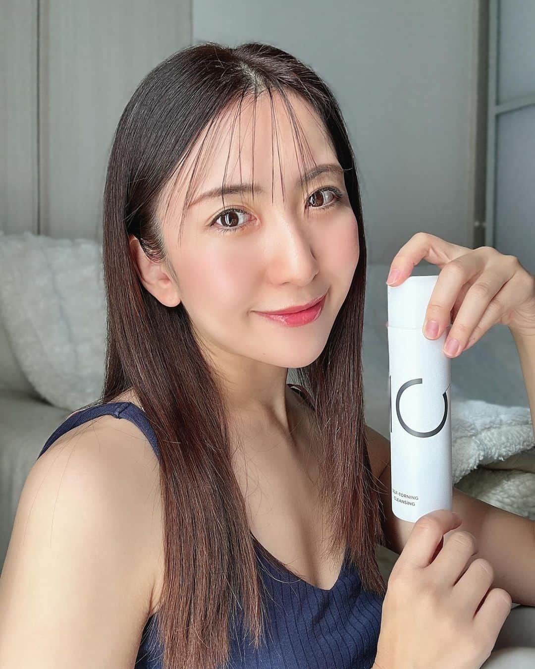 mimiのインスタグラム：「エステ級のフェイシャルケアができる炭酸スキンケアフォーム🫧10SKIN🫧  濃密炭酸泡が気持ち良く柑橘系の香りが大好きで気に入っている☺️  10SKINのすごいところは 1本で10役の炭酸スキンケアフォーム✨ ①10,000ppm 炭酸ガスパック ②濃密泡洗顔 ③低刺激ピーリング ④集中美容液マスク ⑤エイジングケアマスク ⑥毛穴集中ケアパック ⑦頭皮スカルプクレンジング ⑧全身ボディクレンジング ⑨背中美容パック ⑩シェービングフォーム  ピーリングや頭皮のスカルプケアもできるってすごい🥹🤍 ピリピリする事もないからすごく使いやすいよ☺️  ・ #PR #10SKIN #10秒エステ #セルフトーニングクレンジング #オールインワンコスメ #おすすめスキンケア #美容マニア #すっぴん美人 #美肌ケア #美活 #30代美容 #ママ美容 #mimi美容🐹 #綺麗になるための努力 #skincare #beautycare #japanesegirl  #炭酸美容」