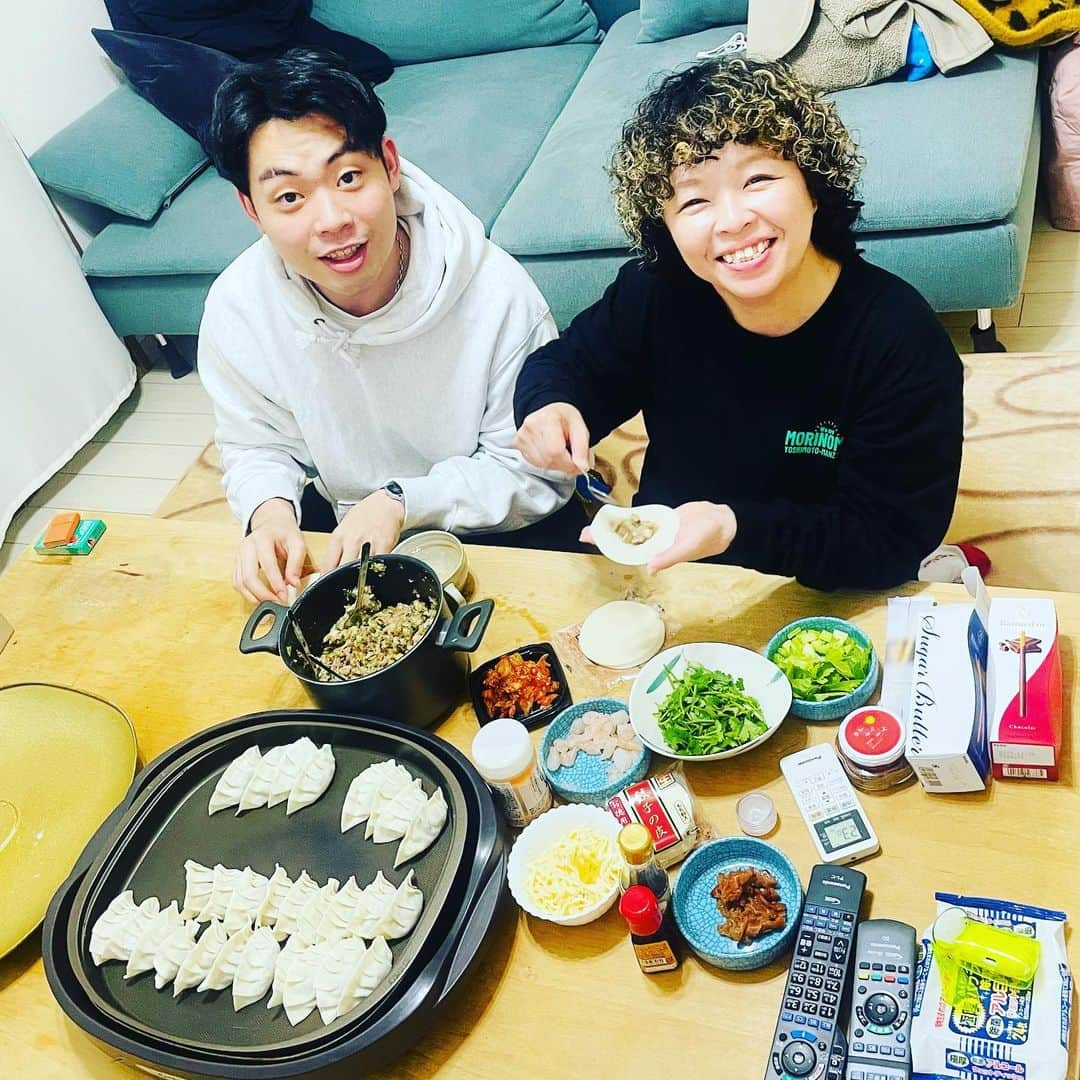 竹内知咲さんのインスタグラム写真 - (竹内知咲Instagram)「りえちゃんちで餃子パーティー🥟🎉💖  #天才ピアニストますみ #天才ピアニスト竹内　 #オーサカクレオパトラりえちゃん  #マーメイド田村」12月7日 18時28分 - tensai_pianist.takeuchi