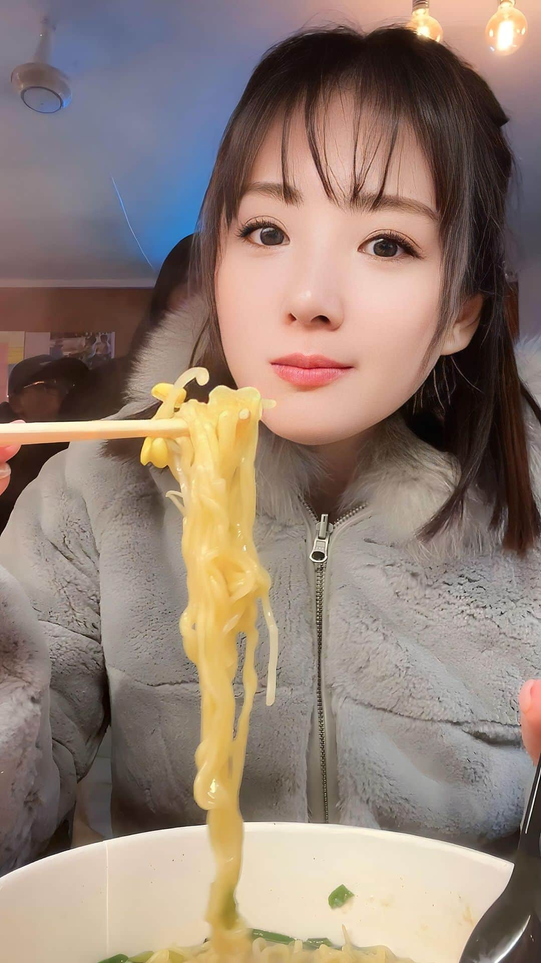 江頭ひなたのインスタグラム：「韓国の無人のカップラーメンコンビニ行って来た！ たーっくさんカップラーメンがあって、そこから好きなの選んでトッピング入れて食べるの🩷 食券の販売機がバグって買えない事態になったんだけど、地元の韓国人の男の子たちにGoogle翻訳使いながら手伝ってもらって、食べられました‼️あの優しいメンズ達、ありがとう✨✨ ちなみに私は辛いのが苦手なので、コムタンラーメンにしたよ😊😊  #カップラーメン #ラーメンコンビニ #韓国 #韓国旅行 #女子旅 #korea #seoul #koreantrip #라면면의점」