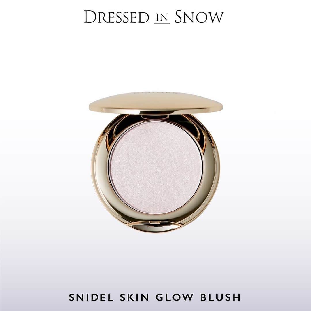 snidelさんのインスタグラム写真 - (snidelInstagram)「【SNIDEL BEAUTY❄️ 全新冬日系列】 DRESSED IN SNOW 冬日幽光 ⁡ 捕捉冬日光線的透明感，優雅的雪花在溫暖陽光下閃爍，輕風撫摸臉頰帶來涼爽的觸感。Dress in Snow。  憑借著白色的魔力，我們的系列展現出更加清晰明亮的情感，輕盈透明的滋潤如同飄渺的白玫瑰香氛。在年末的喧囂中，尋找寧靜與平和。  擁抱節慶季節，這是一個回顧過去、迎接焕然新生的時刻。以白色魔法點亮心靈，提升心境。  適用於肌膚、頭髮與唇部。 像一張空白畫布一樣清晰的感覺，我應該期望什麼樣的自己呢？ ⁡ ⁡ ◆SNIDEL 無瑕透亮蜜粉 EX01 EX01 Dressed In Snow 9g HK$310 ⁡ ◆SNIDEL 柔滑珠光胭脂 EX02 EX02 Blessing Rose 3g HK$216 ⁡ ◆SNIDEL 香氛護髮油 Blessing Rose 32ml HK$260 ⁡ ◆SNIDEL 香氛睡眠唇膜 Blessing Rose 8g HK$166 ⁡ ・・・ 各人都為守護未來環境而努力 Clean Beauty肯定會改變我們的可持續生活方式  ✨Cosme Kitchen 全線beauty商品一件9折! Shop Now : https://shorturl.at/ghMP9  ━━━━━━━━━━━━━━ ▷銷售點︰ Cosme Kitchen (Mira Place 1) USAGI ONLINE網店同步發售 ⁡ #SNIDELBEAUTY #SNIDEL #SNIDELHK #CleanBeauty #DressedInSnow #無瑕透亮蜜粉 #柔滑珠光胭脂 #香氛護髮油 #香氛睡眠唇膜 #限定 #新発売 #冬コスメ @snidelbeauty @cosmekitchenhk @usagionline_hk」12月7日 13時00分 - snidelhk