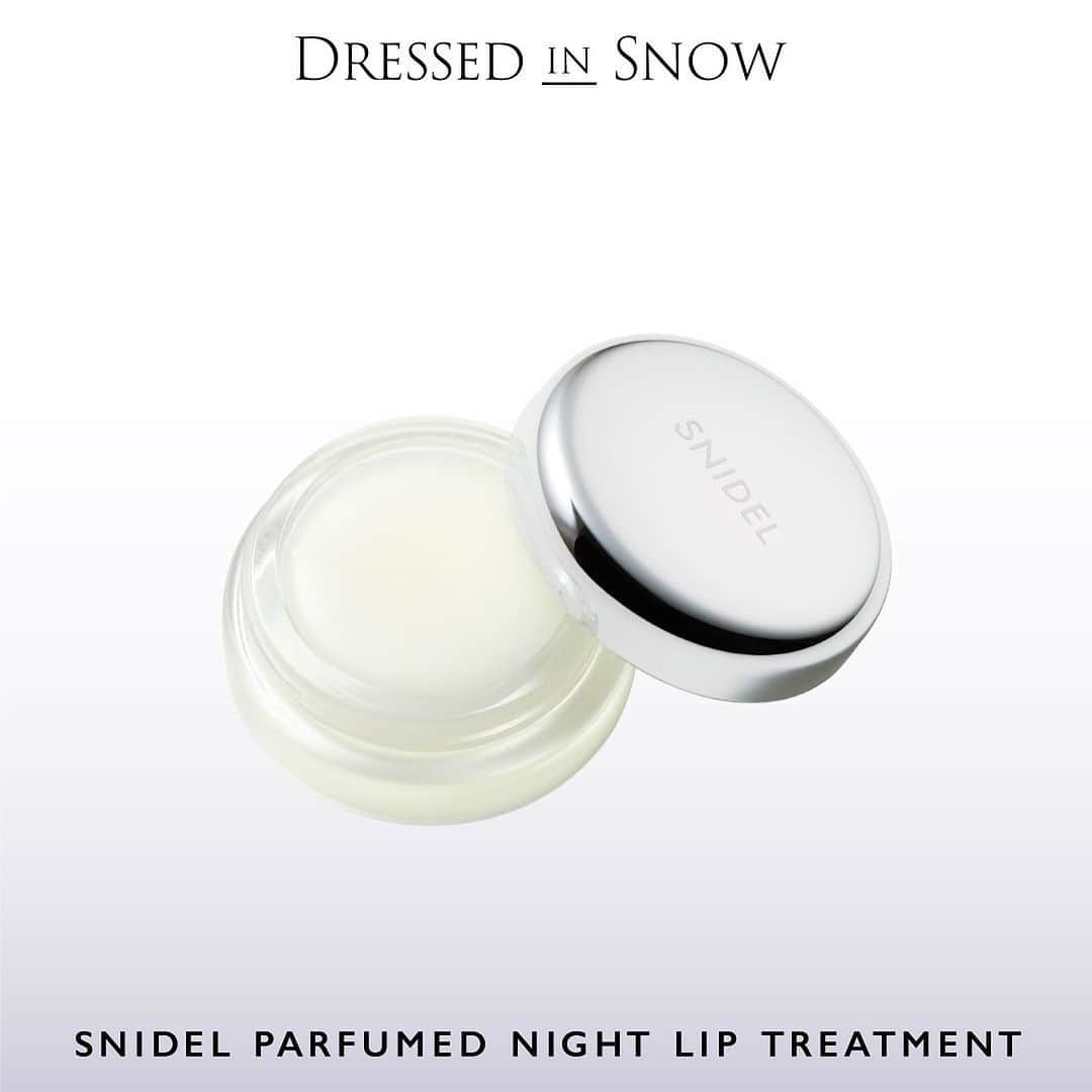 snidelさんのインスタグラム写真 - (snidelInstagram)「【SNIDEL BEAUTY❄️ 全新冬日系列】 DRESSED IN SNOW 冬日幽光 ⁡ 捕捉冬日光線的透明感，優雅的雪花在溫暖陽光下閃爍，輕風撫摸臉頰帶來涼爽的觸感。Dress in Snow。  憑借著白色的魔力，我們的系列展現出更加清晰明亮的情感，輕盈透明的滋潤如同飄渺的白玫瑰香氛。在年末的喧囂中，尋找寧靜與平和。  擁抱節慶季節，這是一個回顧過去、迎接焕然新生的時刻。以白色魔法點亮心靈，提升心境。  適用於肌膚、頭髮與唇部。 像一張空白畫布一樣清晰的感覺，我應該期望什麼樣的自己呢？ ⁡ ⁡ ◆SNIDEL 無瑕透亮蜜粉 EX01 EX01 Dressed In Snow 9g HK$310 ⁡ ◆SNIDEL 柔滑珠光胭脂 EX02 EX02 Blessing Rose 3g HK$216 ⁡ ◆SNIDEL 香氛護髮油 Blessing Rose 32ml HK$260 ⁡ ◆SNIDEL 香氛睡眠唇膜 Blessing Rose 8g HK$166 ⁡ ・・・ 各人都為守護未來環境而努力 Clean Beauty肯定會改變我們的可持續生活方式  ✨Cosme Kitchen 全線beauty商品一件9折! Shop Now : https://shorturl.at/ghMP9  ━━━━━━━━━━━━━━ ▷銷售點︰ Cosme Kitchen (Mira Place 1) USAGI ONLINE網店同步發售 ⁡ #SNIDELBEAUTY #SNIDEL #SNIDELHK #CleanBeauty #DressedInSnow #無瑕透亮蜜粉 #柔滑珠光胭脂 #香氛護髮油 #香氛睡眠唇膜 #限定 #新発売 #冬コスメ @snidelbeauty @cosmekitchenhk @usagionline_hk」12月7日 13時00分 - snidelhk