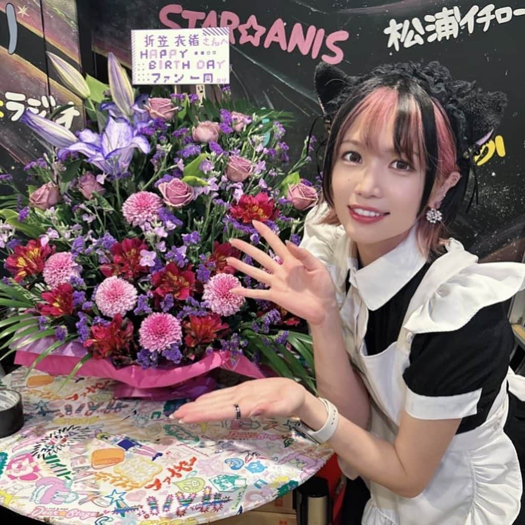 胡桃沢まひるさんのインスタグラム写真 - (胡桃沢まひるInstagram)「#折笠衣緒生誕祭2023ありがとうでした‎♡⃛  今回PMさせて頂きまして、 衣緒ちゃんのやりたいを全部叶えるお手伝いをさせてもらいました☺️  みんなでワイワイできる店舗は私が生まれた場所で ホームだと思うしやっぱり大好きなところなんだよね🫶🏻  今回はいおういまひるで「サインはB」やらせてもらいました🎶 やっぱり盛り上がるきょ  いおちゃんはそんなディアステにスッと馴染んでる凄さがあって！笑 同期のみんなが生誕をやっているなかで「いおちゃんは生誕やらないの？｣と声掛けたことから始まりました。 ※単なる私のお節介ね笑  いおちゃんがみんなの前で歌うの楽しいって言ってくれて 笑顔で歌って踊る姿をみて嬉しくなっちゃったわよ  いおちゃんは10代の早い時期から芸能界に入っているから酸いも甘いも食いしばって生きてきてる系だから話してる事とか地頭めちゃくちゃ良いって思う💡  だからのびのびと好きな事して生きてもらいたいし 近くでサポートしたいって思える子なんですよ！！🥰 これからも楽しい事して生きてこうねいおりん♡  #happybirthday #happybirthdaytoyou #折笠衣緒  #誕生日 #秋葉原 #秋葉原ディアステージ #最後はお酒に囲まれてにこにこのまひる #シャンパン」12月7日 13時00分 - mahiru104