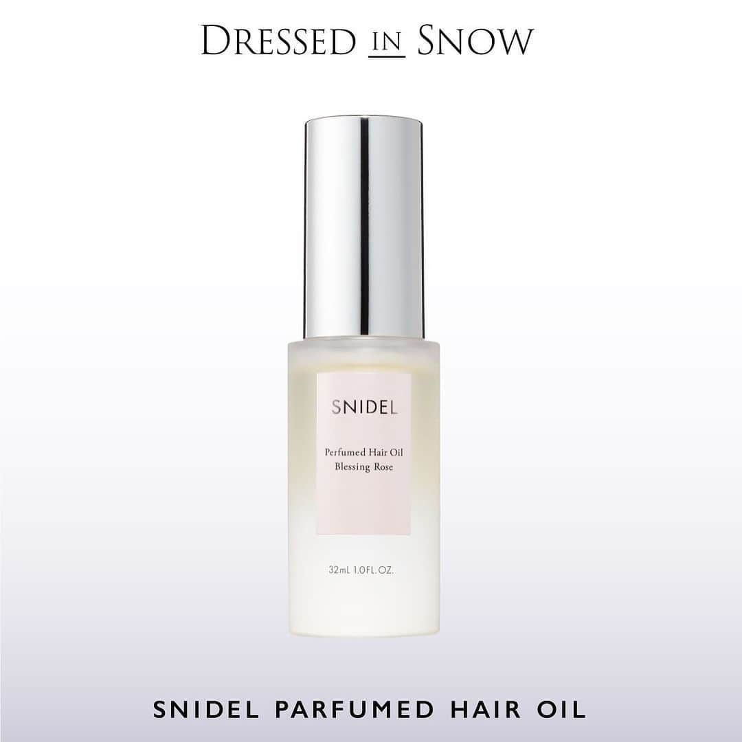 snidelさんのインスタグラム写真 - (snidelInstagram)「【SNIDEL BEAUTY❄️ 全新冬日系列】 DRESSED IN SNOW 冬日幽光 ⁡ 捕捉冬日光線的透明感，優雅的雪花在溫暖陽光下閃爍，輕風撫摸臉頰帶來涼爽的觸感。Dress in Snow。  憑借著白色的魔力，我們的系列展現出更加清晰明亮的情感，輕盈透明的滋潤如同飄渺的白玫瑰香氛。在年末的喧囂中，尋找寧靜與平和。  擁抱節慶季節，這是一個回顧過去、迎接焕然新生的時刻。以白色魔法點亮心靈，提升心境。  適用於肌膚、頭髮與唇部。 像一張空白畫布一樣清晰的感覺，我應該期望什麼樣的自己呢？ ⁡ ⁡ ◆SNIDEL 無瑕透亮蜜粉 EX01 EX01 Dressed In Snow 9g HK$310 ⁡ ◆SNIDEL 柔滑珠光胭脂 EX02 EX02 Blessing Rose 3g HK$216 ⁡ ◆SNIDEL 香氛護髮油 Blessing Rose 32ml HK$260 ⁡ ◆SNIDEL 香氛睡眠唇膜 Blessing Rose 8g HK$166 ⁡ ・・・ 各人都為守護未來環境而努力 Clean Beauty肯定會改變我們的可持續生活方式  ✨Cosme Kitchen 全線beauty商品一件9折! Shop Now : https://shorturl.at/ghMP9  ━━━━━━━━━━━━━━ ▷銷售點︰ Cosme Kitchen (Mira Place 1) USAGI ONLINE網店同步發售 ⁡ #SNIDELBEAUTY #SNIDEL #SNIDELHK #CleanBeauty #DressedInSnow #無瑕透亮蜜粉 #柔滑珠光胭脂 #香氛護髮油 #香氛睡眠唇膜 #限定 #新発売 #冬コスメ @snidelbeauty @cosmekitchenhk @usagionline_hk」12月7日 13時02分 - snidelhk