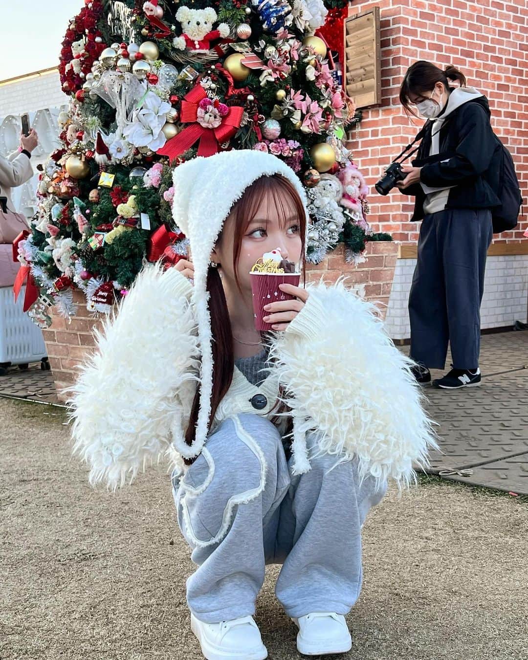 桜井美悠（みゆみゆ）のインスタグラム：「SHEINであったかChristmas🎄.*  クーポンコード【EBSJP185】  クリスマスマーケットに行ってきたんだけど 寒いかな〜と思ってぬくぬくな格好したよ🤍  昨日tiktokにも動画で載せたコーデ⤵︎ ︎  tops→ ID:23997291 pants→ ID:11700811 kint→ID:24908883  30万点以上のアイテムが特別価格でgetできちゃう！ 使うたびにお気に入りが増えてく♡⃛  お買い上げ金額が 1～5,999円まではセール価格より15%OFF 6,000円以上は20%OFFが適用されるよ♡⃛  クーポン利用期限は〜2024年1月31日まで☺️  #miyuqlo #SHEINGoodFinds #SHEIN冬の感謝祭 #SHEINforAll #loveshein #ad #saveinstyle #pr」