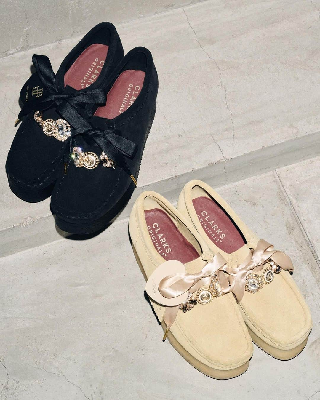 Lily Brownさんのインスタグラム写真 - (Lily BrownInstagram)「_  【12/7(木) 店頭入荷】  CLARKS ORIGINALS.™️ _LILY BROWN ⁡ ECストアにて 先行予約受付中  ■ITEM 【LILY BROWNカスタム】CLARKS ワラクラフトビー price：¥27,940(tax in) size：S(22.5cm)/M(23.5cm)/(24.5cm) color：BEG / BLK  【CLARKS HSTORY】 クラークスのストーリーは、およそ200年前にサイラスとジェームスというクラーク兄弟がシープスキン作ったスリッパが始まりでした。 当時としては画期的だった発明と職人技の組み合わせは、今日に至るまでクラークスの靴づくりの本質です。そして今も変わらず、クラークスのシューズは全てシデの木材から手作業で削り出した木型から作られており、高度な製造技術やテクノロジー、そして最新の材料に支えられ、現代に合った完璧なシューズを生み出しています。  #lilybrown #リリーブラウン #vintage #vintagefeature #clarks #clarksoriginals #クラークス #先行予約受付中」12月7日 13時06分 - lily_brown_official