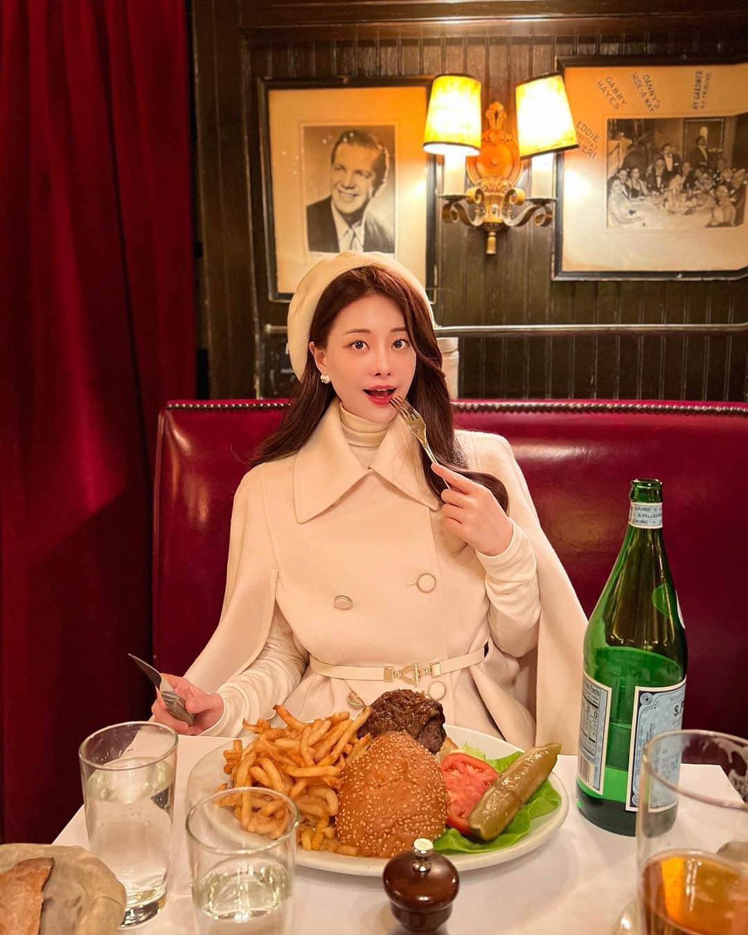 キム・ミニョンのインスタグラム：「일하러 왔지만 야무지게 맛집이랑  크리스마스분위기 만끽하는 중입니도❤️ 대박...인생 햄버거 맛집 추천해드릴게오 #minettatavern 햄버거로 미슐랭 원스타 받았다는데요 먹자마자 입에서 녹는 육즙가득한 고기 ㅠㅠㅠㅠ 넘넘 꼬소한 빵.. 감칠맛 미치는 양파까지  레알 인생맛집이었어요.... 양파스프도 JMT었음 소식좌 호락호락하게 맛집추천하지않습니다....? 찐맛집만 알려드려효?! 뉴욕가시는분들 저기가서 햄버거 꼭 드시길....  전 집가기전에 한번 더갈거에유 ㅋㅋㅋㅋㅋㅋㅋㅋㅋㅋㅋㅋㅋ❤️ 뉴욕은 크리스마스에 진심인가봐요 발걸음 닫는곳마다 트리가 가득 🎄🎄🎄 타임스퀘어 전광판에서 저도 살짝 만나볼수있다는점 ;)✨ 행복한 뉴욕 출장이에요😆😆😆」