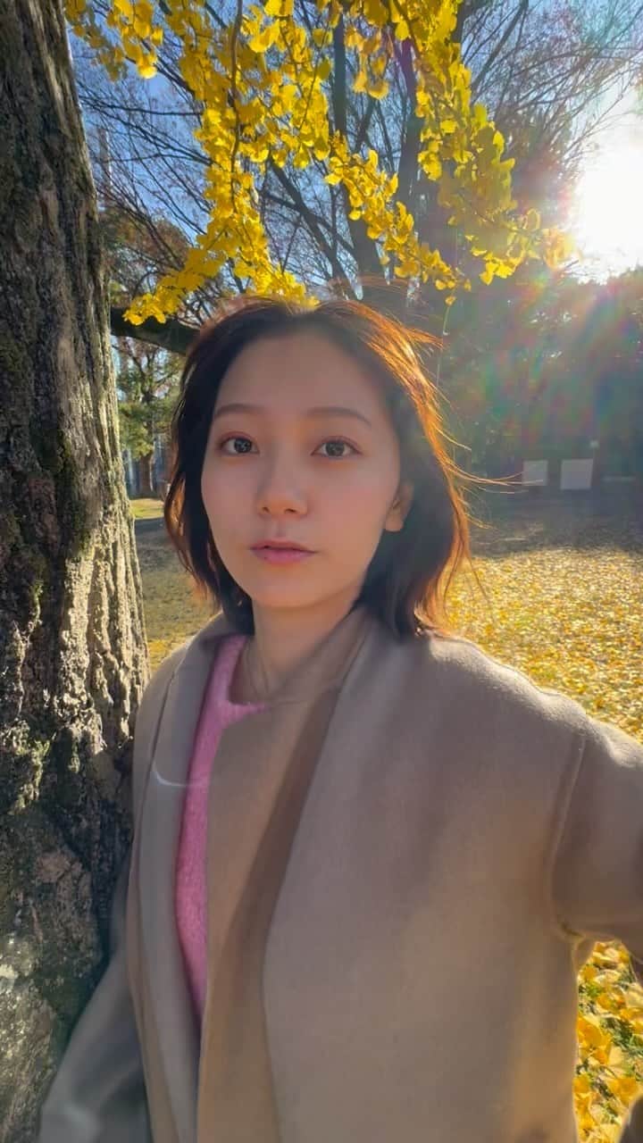 工藤綾乃のインスタグラム：「Ginkgo leaf:) イチョウが綺麗な季節だね〜！前髪が風で大変なことに笑」