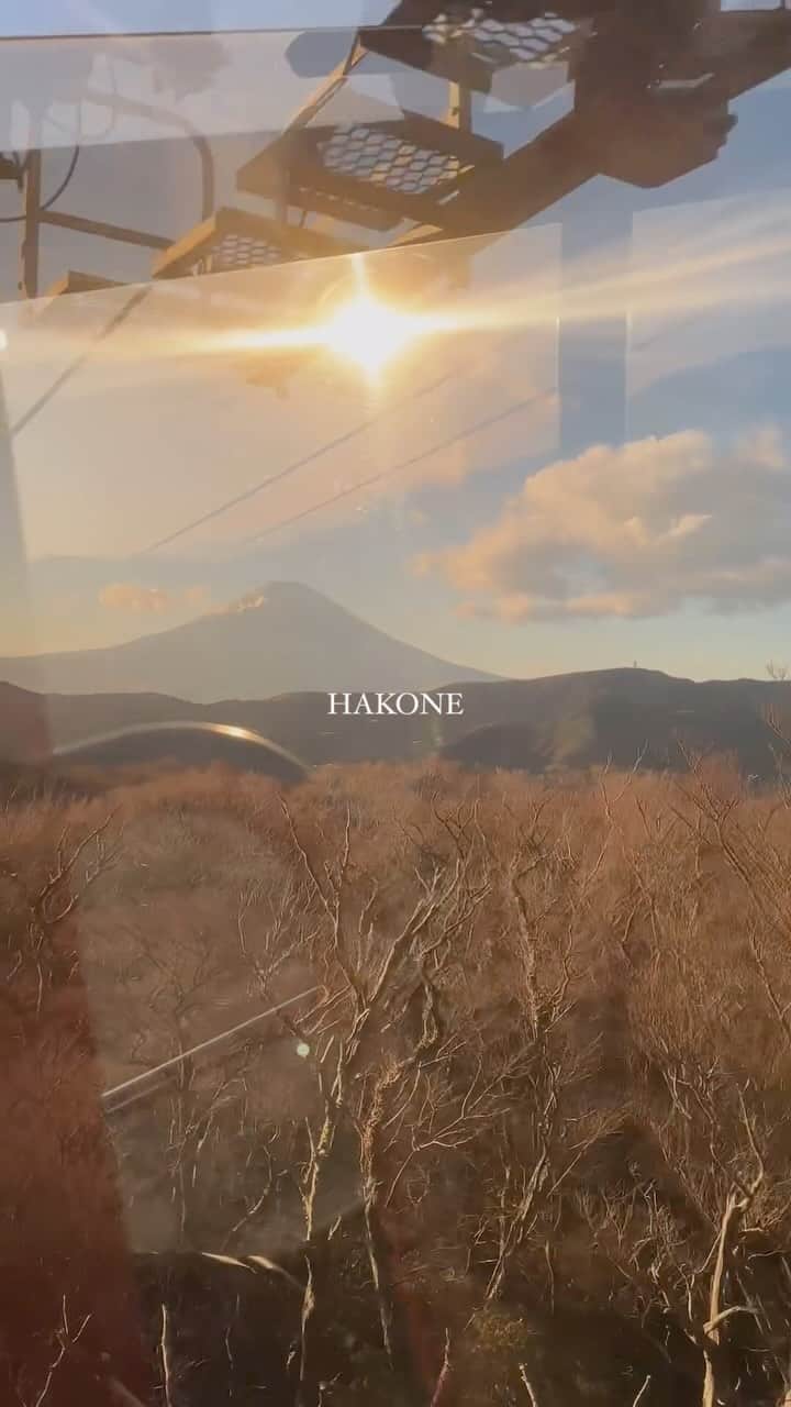 Akaneのインスタグラム：「夕日が沈む時間にちょうど乗れたロープウェイ🚡 富士山がすごく綺麗に見えて感動した😌♡」