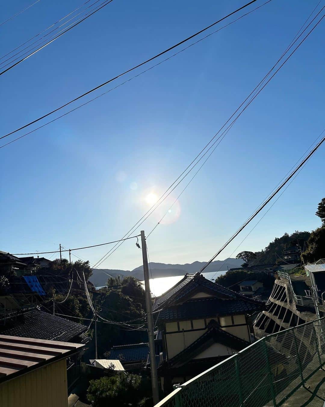 森下千里のインスタグラム：「週末は天気最高でした。  浜を巡ってきましたが、 色んな声をかけていただきました。  特に半島では、 年齢が高くなり、運転が不安だけれど、 公共の交通手段が限られているということ。  美しい景色はなににも変えられないけれど、 利便性確保は大きな課題だと実感します。」