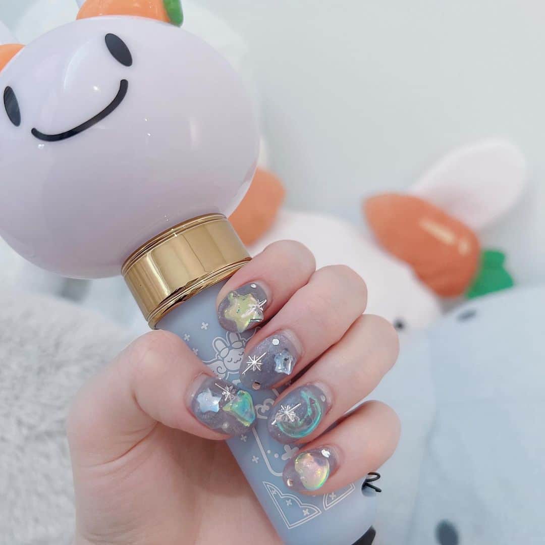 みぽたぽたのインスタグラム：「今のネイル💅🏻★* くすみブルーで夜空っぽくオーダーさせてもらって、またまた最強かわかわネイルにしていただいちゃった❕✨️✨見上げるように見たらみぽみぽプラネタリウムってことˆ- ̫-ˆ めちゃ褒められる、うれしい、ゆうみさん今回もありがとうございます♡」