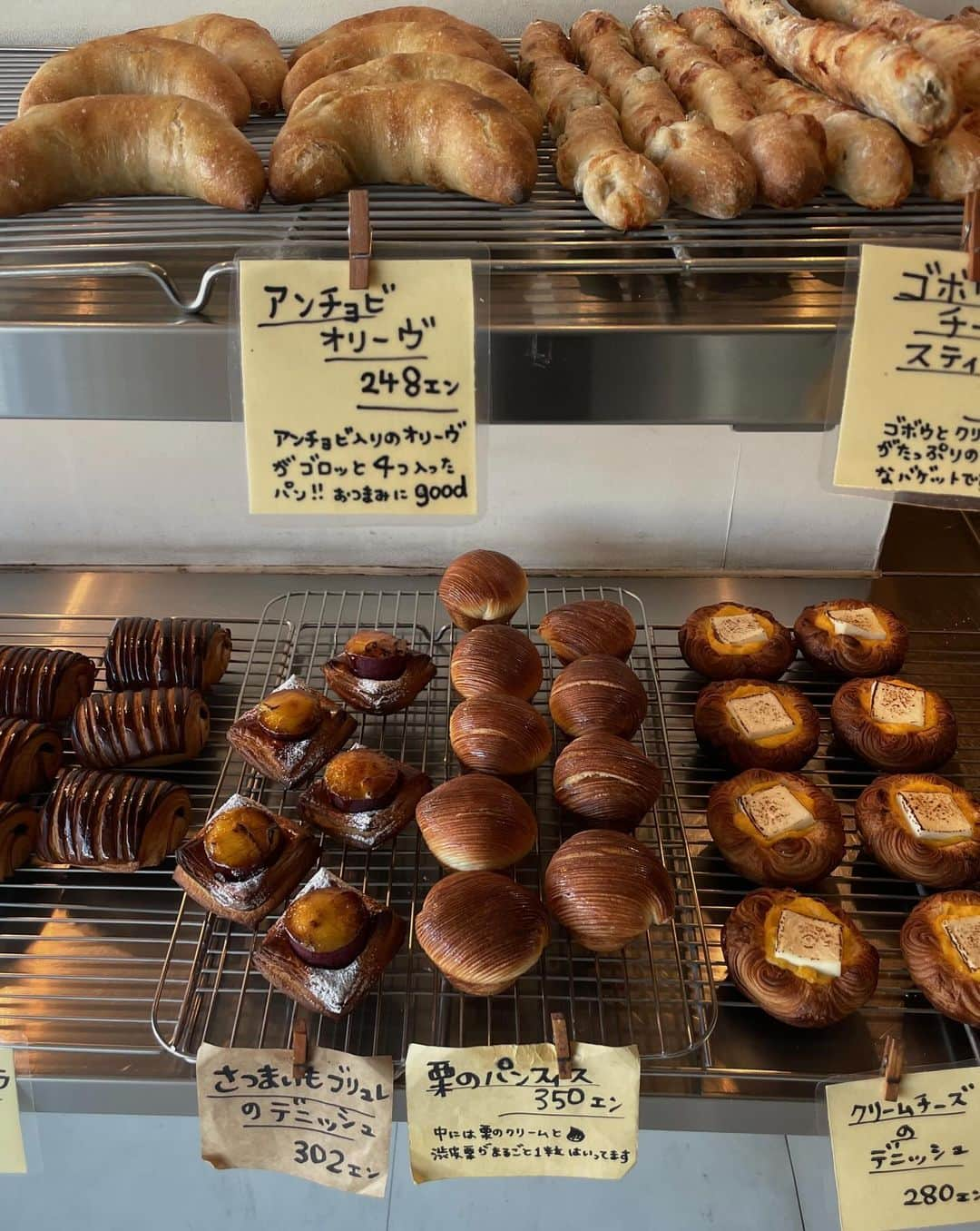 柿本絢菜 (24)さんのインスタグラム写真 - (柿本絢菜 (24)Instagram)「Boulangerie Garde ｜指宿で朝風呂の後は定食、の予定が朝からやってるお店が全然なくて、やっとの思いでたどり着いた @boulangeriegarde 。美味しそうはもちろんのこと、どれも洒落すぎているパンがずらり。 一、二個だけ買って軽く食べるつもりが、いろんな種類食べたすぎて、家にいる弟たちも食べるやろ、とか言いながら好きなの全部カゴに入れた。パンには目がない私には至福の時間でした。」12月7日 13時22分 - aa_2.8