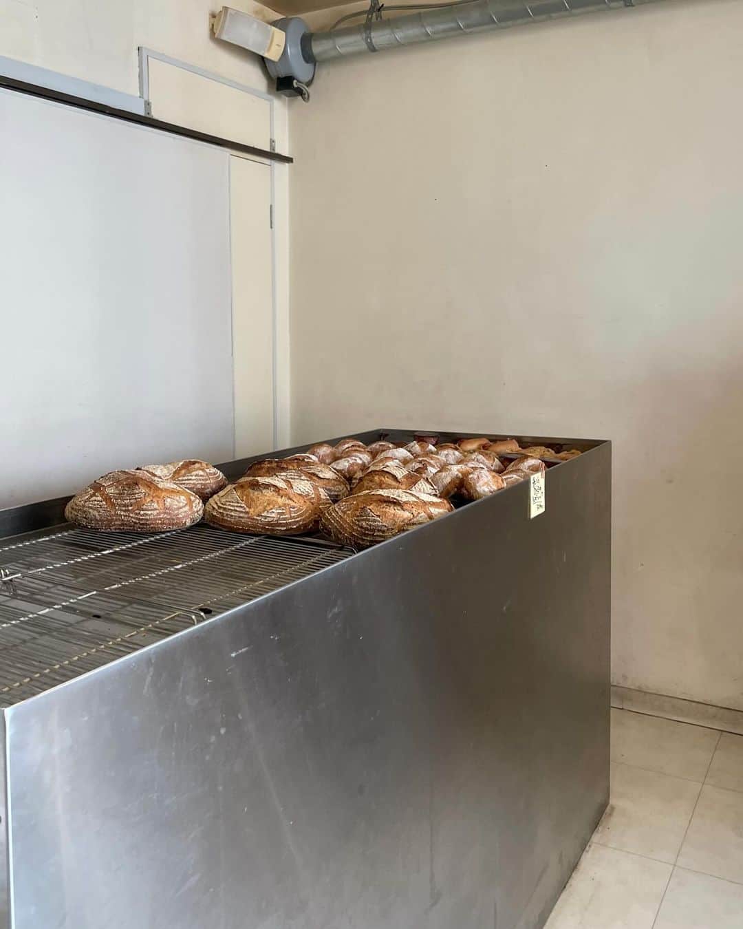 柿本絢菜 (24)のインスタグラム：「Boulangerie Garde ｜指宿で朝風呂の後は定食、の予定が朝からやってるお店が全然なくて、やっとの思いでたどり着いた @boulangeriegarde 。美味しそうはもちろんのこと、どれも洒落すぎているパンがずらり。 一、二個だけ買って軽く食べるつもりが、いろんな種類食べたすぎて、家にいる弟たちも食べるやろ、とか言いながら好きなの全部カゴに入れた。パンには目がない私には至福の時間でした。」