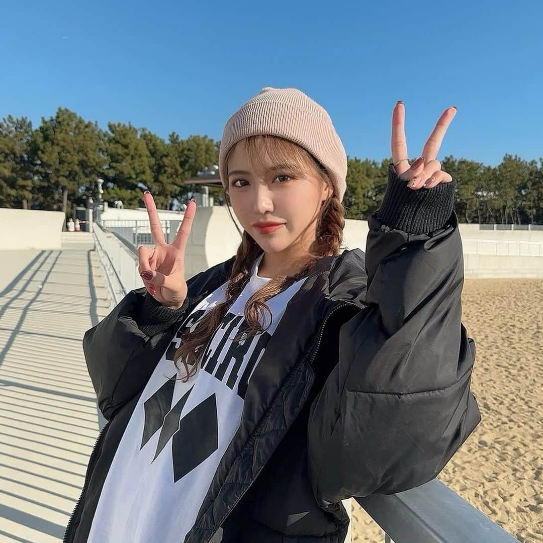 NOCOのインスタグラム：「寒かったけど久しぶりに海に行って来ますた🤍楽しい撮影でした〜ありがとうございました😜✌️鼻水と鼻脂止まらなくてメイクさんもびっくり😙」