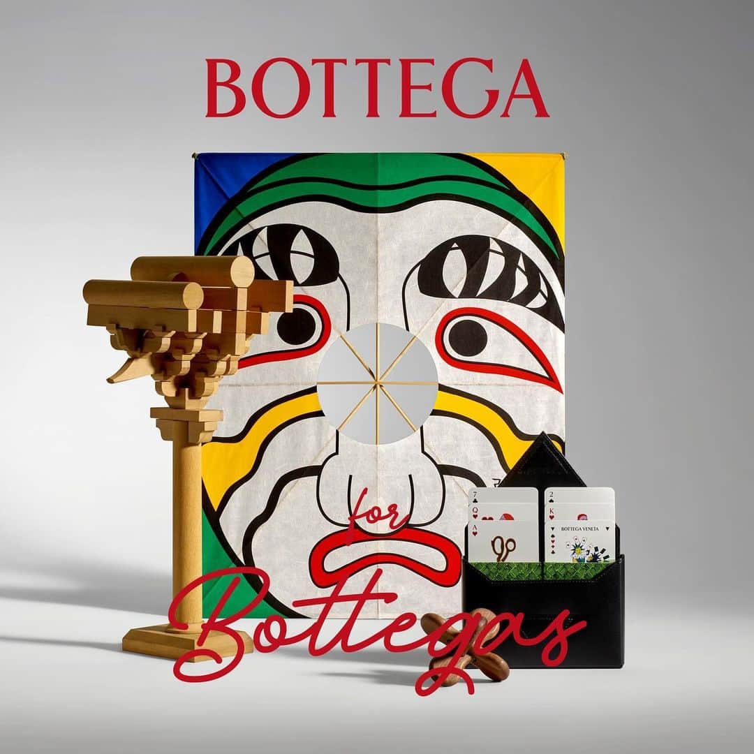Vogue Taiwan Officialのインスタグラム：「#Vogue藝術 自 Matthieu Blazy 接任 Bottega Veneta 創意總監後，品牌更致力於支持世界各地的工藝，並於三年前推出「Bottega for Bottegas」計畫，希望透過品牌影響力推廣工藝之美。  今年以「工藝」為核心，精選出四家創意工坊均在各自工藝領域擁有傑出造詣，包含臺灣藝術家 #范承宗、中國研究員 #劉文輝、韓國風箏大師 #李基泰 和歷史悠久的義大利工藝店 #Modiano，藉由這四位工匠超群的手工技藝頌揚著凝聚精神。  從今年 12 月起，Bottega Veneta 將通過官方網站以及米蘭旗艦店的櫥窗展示致敬這些創意工坊，歌頌匠心獨具。   #bottegaveneta @chengtsungfeng」