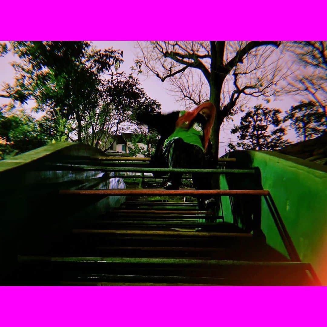 金子きょんちぃさんのインスタグラム写真 - (金子きょんちぃInstagram)「.  去年秋  #公園散歩 #はしゃいでたら #怪我した」12月7日 13時34分 - kyokaest9