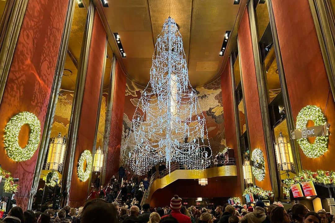荒木優里さんのインスタグラム写真 - (荒木優里Instagram)「🎄 Radio CityでThe Rockettesの クリスマススペクタキュラーショーを観てきました🕺🪅  NYのホリデーシーズンの風物詩とも言われていて、 子どもから大人まで楽しめるショー😊🩷  ホリデーシーズンの定番ソングがたくさん奏でられ、 90分間でクリスマス気分ををたーっぷり味わえます😆🎄  ラインダンスは圧巻ですし、 私はなんと言ってもキャラクター好きなので クマさんたちがバレエを踊るシーンが最高でした🧸🩰  舞台上が素晴らしいのはもちろん、 アメリカは客席の盛り上がりがすごくて それも気分が上がる一つです🥰🎵  #radiocity #therockettes #christmasspectacular  #アメリカ生活 #アメリカ暮らし #ニューヨーク #ニューヨーク生活  #ニューヨーク暮らし #ニューヨーク在住 #Newyork #NYC #NY #アメリカ在住日本人 #帯同妻 #渡米記録 #海外生活 #travel #trip #旅行好き #アナウンサー #フリーアナウンサー #荒木優里 #荒木優里のゆるりアメリカ生活」12月7日 13時35分 - yuriaraki0726