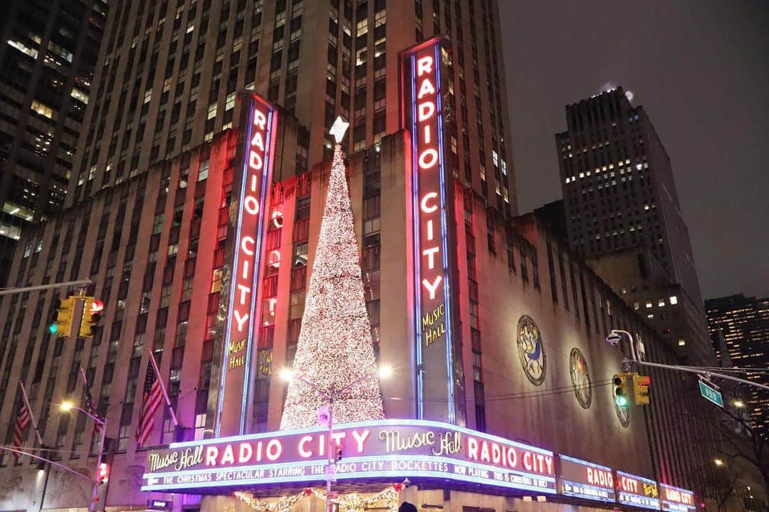 荒木優里のインスタグラム：「🎄 Radio CityでThe Rockettesの クリスマススペクタキュラーショーを観てきました🕺🪅  NYのホリデーシーズンの風物詩とも言われていて、 子どもから大人まで楽しめるショー😊🩷  ホリデーシーズンの定番ソングがたくさん奏でられ、 90分間でクリスマス気分ををたーっぷり味わえます😆🎄  ラインダンスは圧巻ですし、 私はなんと言ってもキャラクター好きなので クマさんたちがバレエを踊るシーンが最高でした🧸🩰  舞台上が素晴らしいのはもちろん、 アメリカは客席の盛り上がりがすごくて それも気分が上がる一つです🥰🎵  #radiocity #therockettes #christmasspectacular  #アメリカ生活 #アメリカ暮らし #ニューヨーク #ニューヨーク生活  #ニューヨーク暮らし #ニューヨーク在住 #Newyork #NYC #NY #アメリカ在住日本人 #帯同妻 #渡米記録 #海外生活 #travel #trip #旅行好き #アナウンサー #フリーアナウンサー #荒木優里 #荒木優里のゆるりアメリカ生活」