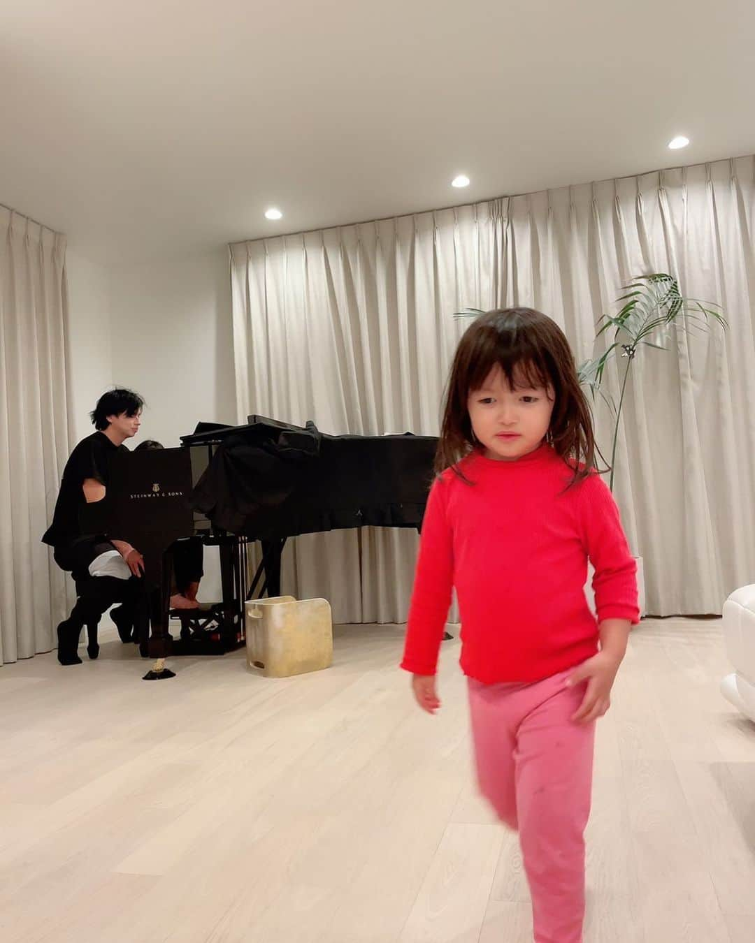 アレクサンダーさんのインスタグラム写真 - (アレクサンダーInstagram)「毎日のピアノ🎹　お勉強頑張ってます　美人ちゃんはあと一年後くらいからかな？ ^_^❤️ のんちゃん大好きな美人ちゃんです #ピアノ #リビング #3歳女の子  #6歳男の子  #お勉強め #積み立てこつこつお」12月7日 13時38分 - alexanderfriends