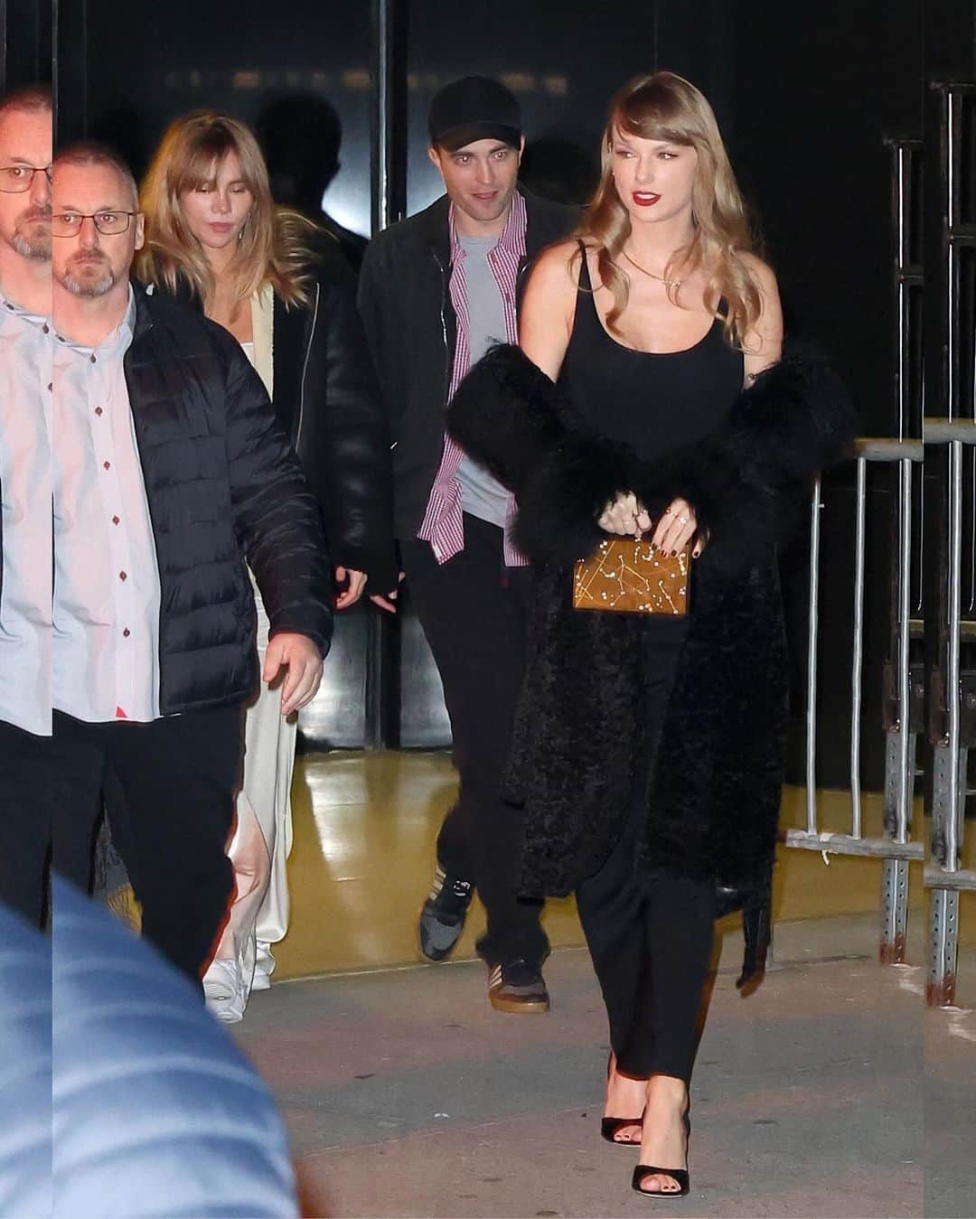 Just Jaredさんのインスタグラム写真 - (Just JaredInstagram)「Robert Pattinson and Suki Waterhouse stepped out together with Taylor Swift tonight in NYC. It marks the couple's first joint outing since announcing that they were expecting their first child together. We've got more pics over at JustJared.com! #RobertPattinson #SukiWaterhouse #TaylorSwift Photos: Backgrid」12月7日 13時44分 - justjared