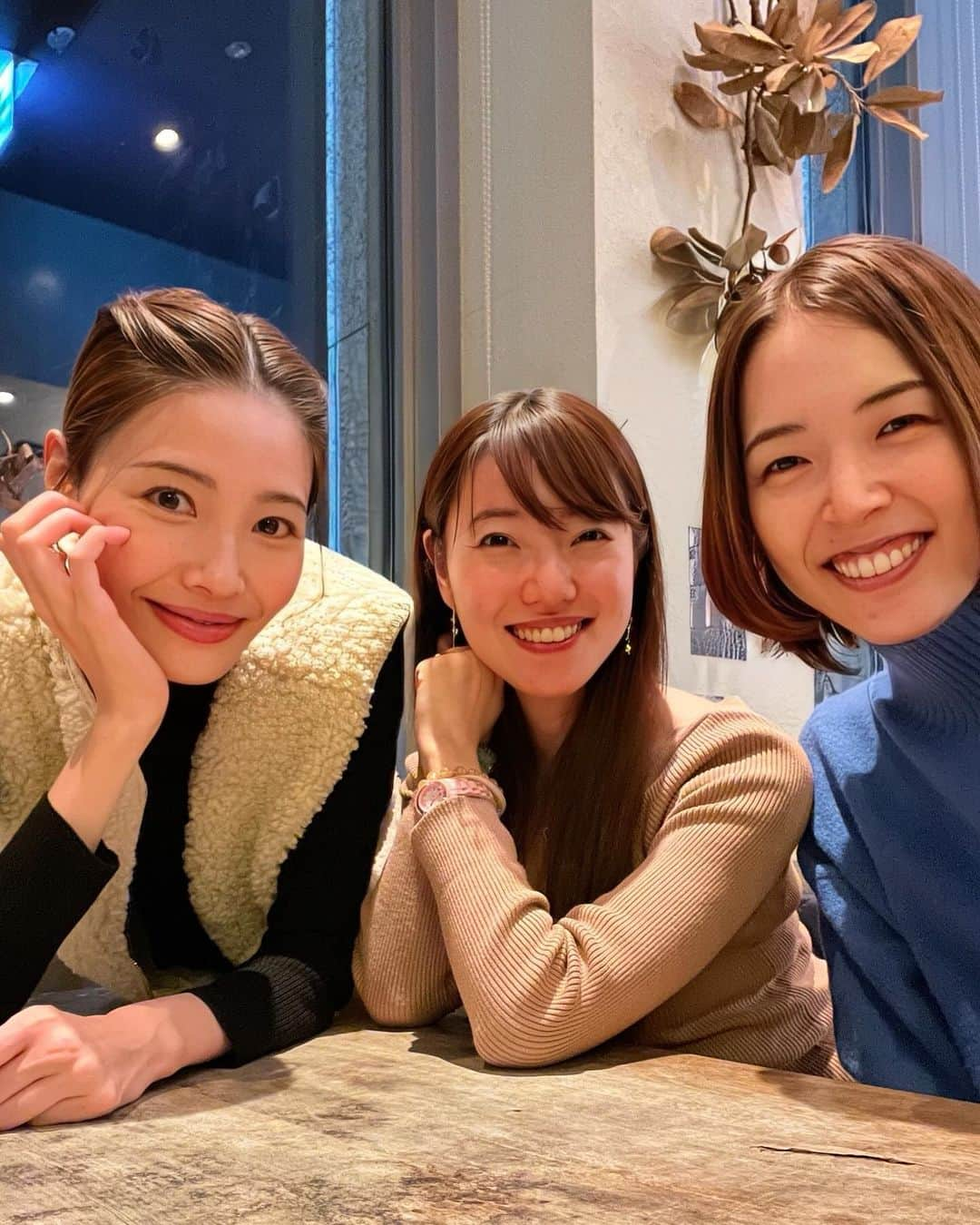 十碧れいやさんのインスタグラム写真 - (十碧れいやInstagram)「.  毎月恒例のこちらの会⭐︎ 2023年ラスト締めくくってきましたぁ☺️  月に一回集まって、 わいわいしつつ、頑張ってる姿に刺激をもらう会✨  「また、来年〜👋」ってバイバイしたけど、 わぁ。 もうそうか。 今年ももうすぐ終わるんだなぁ😌 ほんとに一年あっという間！ ↑ 毎年言ってる。笑  あと少しだけど、 1日1日を大切に充実した日々にしていこ☆☺️  @airi.aaari.aimi  さん #紫藤りゅう　さん　　#月一の楽しみ」12月7日 13時45分 - reiya_toa