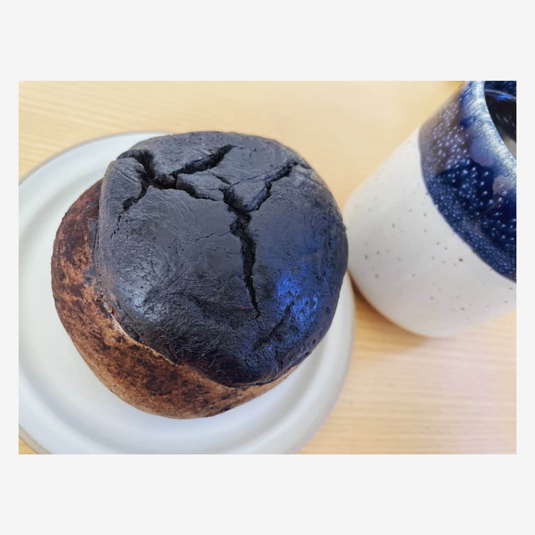 小川麻琴さんのインスタグラム写真 - (小川麻琴Instagram)「@pannomisegioconda さんのティラミスベーグル🥯  見た目は真っ黒ですが焦げてるわけではございません🤭 なんと、これコーヒーチーズケーキがトッピングでのってるの😍  しっもりもっちりなコーヒー生地の中に、コーヒークリームとクリームチーズがぐるーっとたっぷり包み込まれていて、まさにティラミスを食べているようなベーグル🥰  めちゃくちゃ美味しかったです🥹❤️  #ジョコンダ #ティラミス #ベーグル #まことパン #まことベーグル #パンスタグラム」12月7日 13時45分 - 1029_makoto