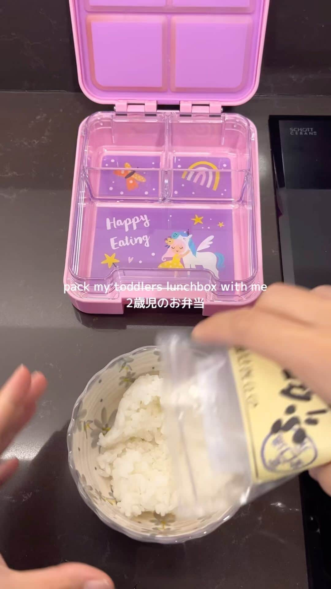 HISANAのインスタグラム：「pack my toddlers lunchbox with me🍙  日本でこんなお弁当だったらめちゃくちゃ叩かれそうだけど笑笑 いいの、海外のお弁当は楽ちん🤣🩷  #preschoollunch#bentobox#bentoboxlunch #プリスクール#2歳#2歳女の子#フィリピン#マニラ#マニライフ#ママの日常#お弁当#お弁当の詰め方」