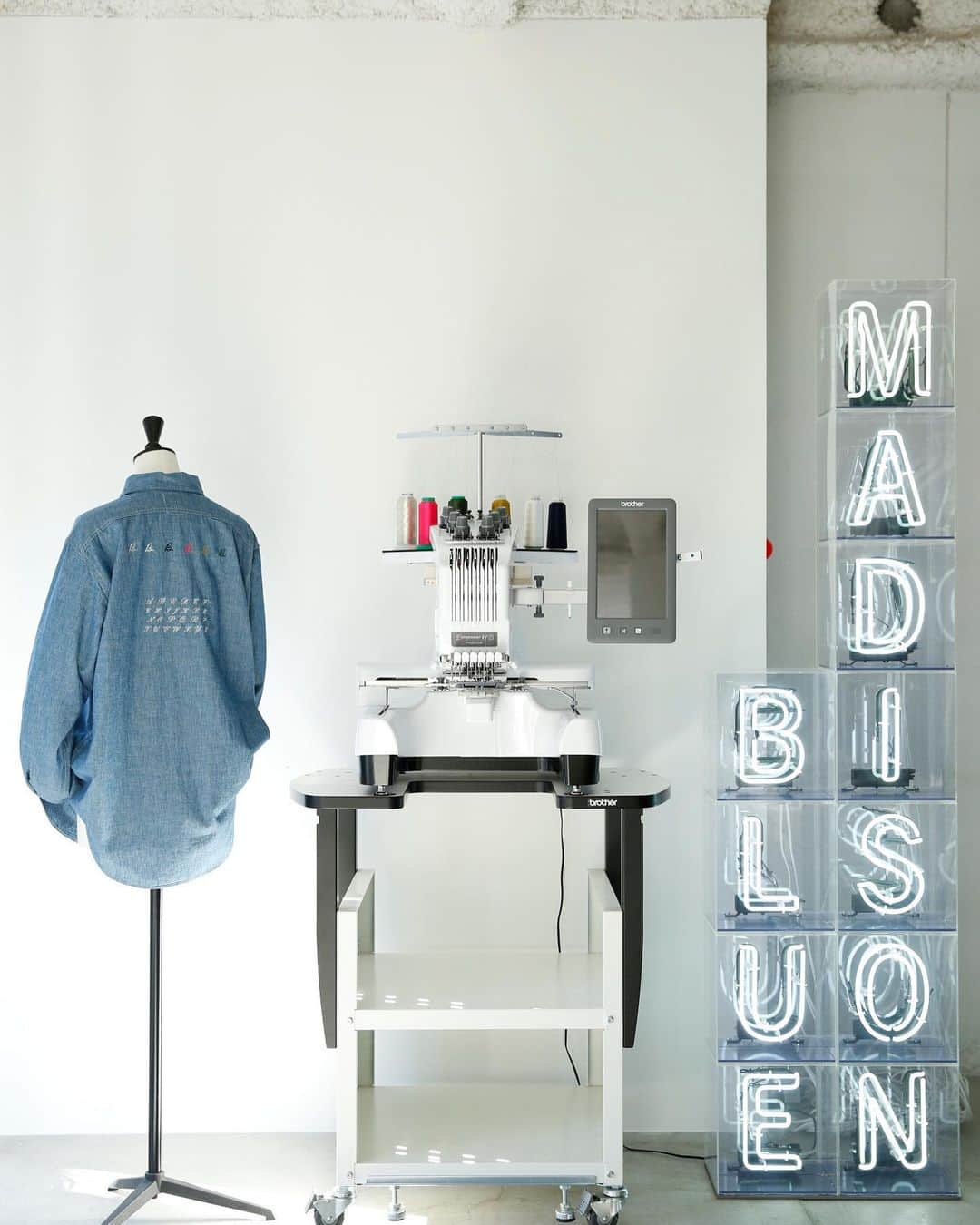 MADISONBLUEのインスタグラム：「【INFORMATION】 表参道店では、対象のESSENTIALシャツに刺繍を施していただける有料サービスをスタートいたしました。 _________________  12月は、刺繍1箇所までサービスとなります！  自分へのご褒美 大切な方へのギフトとして  〈詳細〉 ◎刺繍文字 : hello、イニシャル3文字 ◎刺繍色 : シルバー、ホワイト、ネイビー、ピンク、イエロー、カーキ ◎刺繍場所 : それぞれのアイテム指定の2箇所 ◎対象商品 ・MADISON L /S SHIRT ・CHELSEA L /S SHIRT ・HAMPTON CHAMBRAY SHIR（OW） ・HAMPTON CHAMBRAY SHIR（VW） ・ HAMPTON BACK SATIN SHIRT ◎料金：１箇所1,100円 （12月は１箇所サービス）  ◎お渡し：3〜4日ほどでお渡しとなります。  ⁡ 〈注意事項〉 ＊新たにご購入頂いたシャツが対象となります。 ＊刺繍オーダーは表参道店のみ、オンラインストアではお取り扱い致しません。 ＊年末年始は12/29 〜1/5 の期間休業致します。 詳しくは表参道店にお問合せ下さい。 ———————————— MADISONBLUE表参道店 営業時間：11:00〜18:00 休：火曜日 東京都渋谷区神宮前4-19-3 1F tel:03-6434-9133 ⁡ #madisonblue #マディソンブルー #marikonakayama」