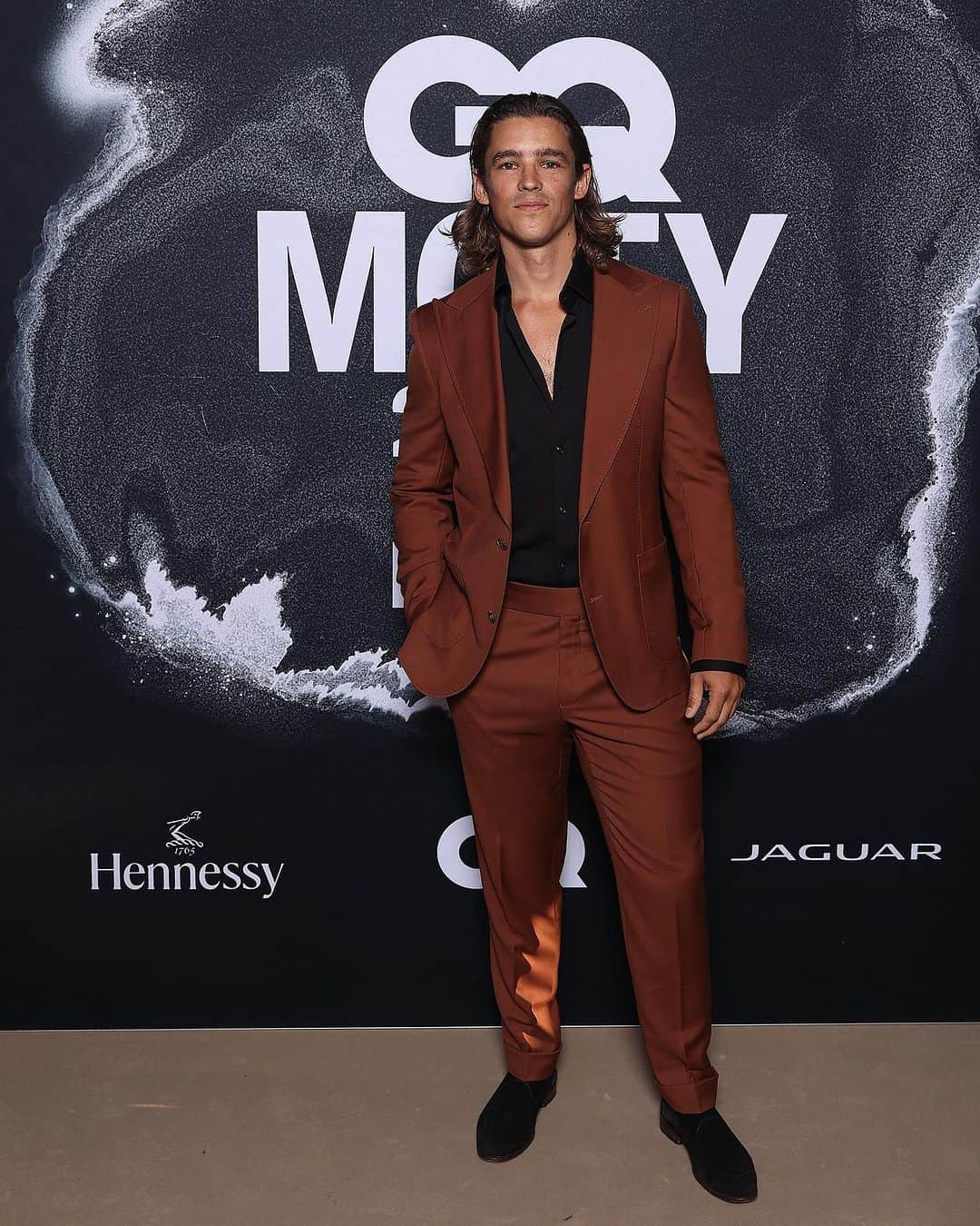 ブレントン・スウェイツのインスタグラム：「#gqmenoftheyear  Thanks for having me. Great night in bondi with many deserving award winners. :)  Beautiful brown number. Thanks to @thdr for making it fun! 😀」