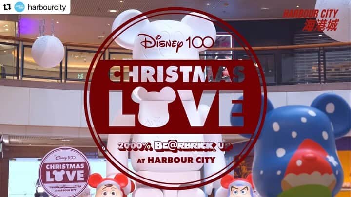 MEDICOM TOYのインスタグラム：「#Repost @harbourcity with @use.repost ・・・ Prepare for an EPIC BE@RBRICK adventure! Immerse yourself in a world of wonder with 100 larger-than-life Disney characters in 2000% size!  Don't miss the breathtaking "BE@RBRICK Snow Party" at Atrium I, Gateway Arcade. Minnie, Woody, Buzz Lightyear, and more are in festive Christmas attire, alongside the magnificent 4.2-meter-tall 6000% snow-white Mickey Mouse!  Explore the Gateway Arcade hallway, where 78 BE@RBRICKs create a mesmerizing display. Each snowy island showcases beloved Disney series, from timeless classics to Star Wars and Marvel favorites, even including "Inside Out"! Head to the "Snow Mountain Playground" at the Atrium of Ocean Terminal, where Mickey Mouse, Lightning McQueen, Mr. Incredible, and Jack-Jack await to make magical memories with the kids!  Join us on this extraordinary adventure and discover the enchantment firsthand!  #harbourcity #hcart #Disney100 #Disney100HongKong #BEARBRICK #medicomtoy #Christmas2023 #Xmas2023 #ChristmasDecoration #Mickey #arttoy #hkig」