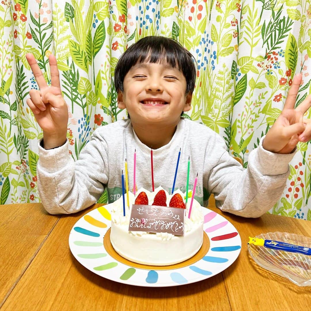 山口尚美さんのインスタグラム写真 - (山口尚美Instagram)「今日は星太郎の7才のお誕生日🎂🎉❣️ 今年はパパがライブなので前日に家族でお祝いしました㊗️✨最近の星太郎は電車も好きではあるけれど船や飛行機にも興味が広がり陸空海を制覇🚃✈️🚢笑 youtuberの影響かひょうきんになってきました🤩どんな大人になるのかまだまだ見えないけれど、まだまだ可愛い坊やでいておくれ〜🥺❣️💖✨」12月7日 14時07分 - happy_harumi