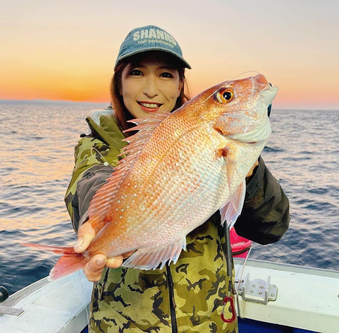 渕上万莉 さんのインスタグラム写真 - (渕上万莉 Instagram)「バチコン→タイ釣り🐟🔥  和歌山県日高町の#岬丸 さんで バチコンアジング便がスタートすると聞いて 行ってきました😆🙌🏽🔥🔥  私のバチコンデビューは 和歌山県田辺市の#シーホース で シバッチ船長やマッカーサー、上手な常連さんたちに教えてもらいながらめちゃくちゃハマった大好きな釣り✨  そんな和歌山県でのバチコン先駆者シバッチ船長と 岬丸ノリ船長が開拓したポイント（白崎沖） でめちゃくちゃ良いサイズのアジが釣れてるとのこと😆‼️✨  港から15分🛥 そんな近いとこに楽園はあった。  今の季節、日ムラはあるけど良いサイズも混ざりかなり楽しめました😆🙌🏽🌴  深夜に港帰ってから ちょっと休憩❓（朝まで旅館でガールズトーク） してからそのまま岬丸のマダイ便🛥✨  前日までめっちゃ釣れてたのに この日だけ渋かった😂🎣 それでもルーちゃんはキレイなマダイ❗️  にっしゃんはヘダイ🤣🤣🎣 『ヘダイ顔』めっちゃ上手いし👏🏽👏🏽  私はデカいサバ釣れまくったからすぐ開いて干して持ち帰りました♨️  私もにっしゃんも日ノ岬のマダイが今まで食べた中で1番美味しかったと思ってる✨  お正月のマダイ釣りに行きたいなぁ🎣☺️✨  この2日間YouTube撮ったから近々アップするよー🎥⭐️  最近出張多くてなかなか編集出来てないけど年末ほとんど家に居るからいっぱいアップできるよう頑張ります😆❣️❣️  ■2023.10.31 和歌山県日高町 岬丸　バチコン、マダイ便  #バチコン #バチコンアジング #アジング #岬丸 #マダイ #ヘダイ  #にっしゃん #フッチー」12月7日 14時04分 - mari_fuchigami