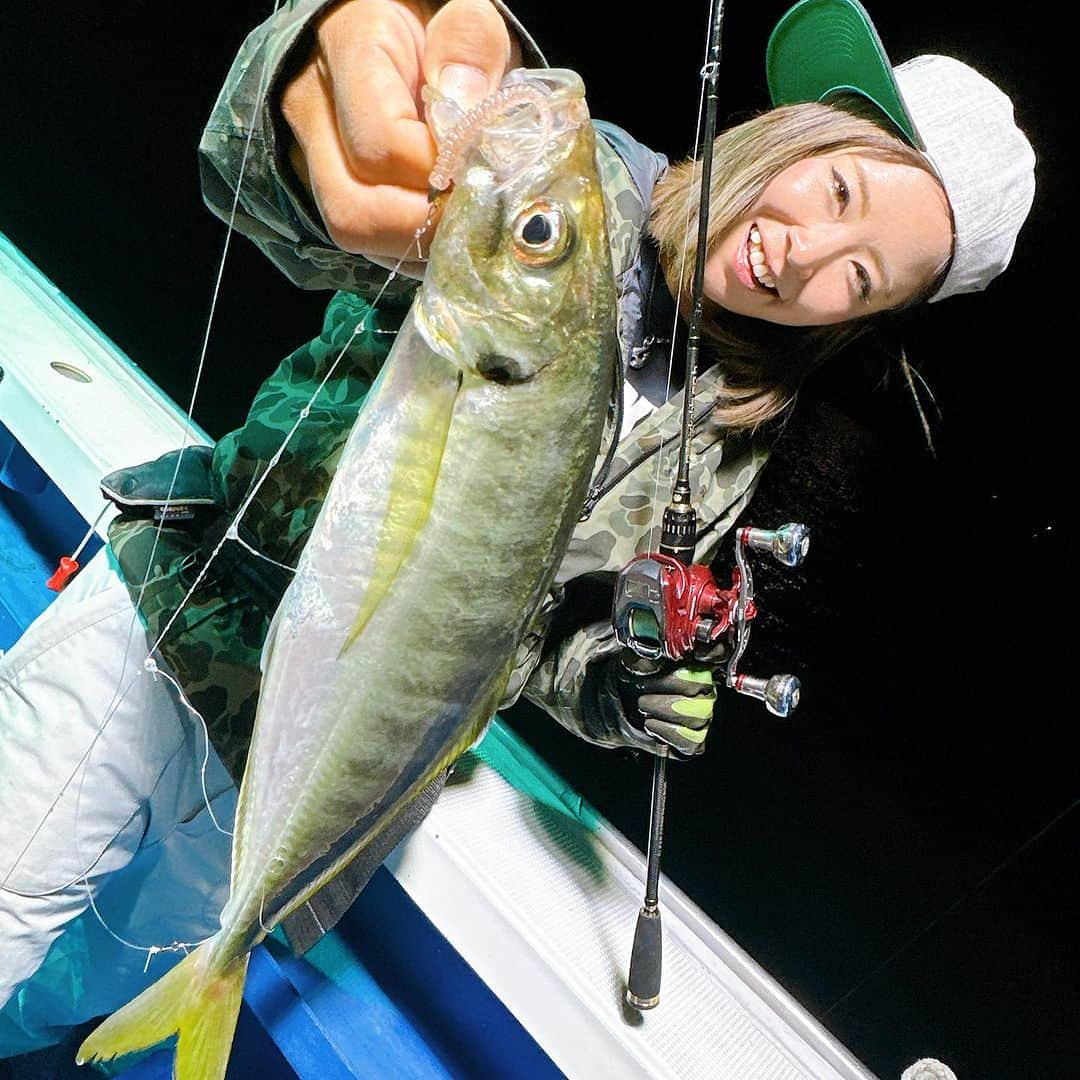 渕上万莉 さんのインスタグラム写真 - (渕上万莉 Instagram)「バチコン→タイ釣り🐟🔥  和歌山県日高町の#岬丸 さんで バチコンアジング便がスタートすると聞いて 行ってきました😆🙌🏽🔥🔥  私のバチコンデビューは 和歌山県田辺市の#シーホース で シバッチ船長やマッカーサー、上手な常連さんたちに教えてもらいながらめちゃくちゃハマった大好きな釣り✨  そんな和歌山県でのバチコン先駆者シバッチ船長と 岬丸ノリ船長が開拓したポイント（白崎沖） でめちゃくちゃ良いサイズのアジが釣れてるとのこと😆‼️✨  港から15分🛥 そんな近いとこに楽園はあった。  今の季節、日ムラはあるけど良いサイズも混ざりかなり楽しめました😆🙌🏽🌴  深夜に港帰ってから ちょっと休憩❓（朝まで旅館でガールズトーク） してからそのまま岬丸のマダイ便🛥✨  前日までめっちゃ釣れてたのに この日だけ渋かった😂🎣 それでもルーちゃんはキレイなマダイ❗️  にっしゃんはヘダイ🤣🤣🎣 『ヘダイ顔』めっちゃ上手いし👏🏽👏🏽  私はデカいサバ釣れまくったからすぐ開いて干して持ち帰りました♨️  私もにっしゃんも日ノ岬のマダイが今まで食べた中で1番美味しかったと思ってる✨  お正月のマダイ釣りに行きたいなぁ🎣☺️✨  この2日間YouTube撮ったから近々アップするよー🎥⭐️  最近出張多くてなかなか編集出来てないけど年末ほとんど家に居るからいっぱいアップできるよう頑張ります😆❣️❣️  ■2023.10.31 和歌山県日高町 岬丸　バチコン、マダイ便  #バチコン #バチコンアジング #アジング #岬丸 #マダイ #ヘダイ  #にっしゃん #フッチー」12月7日 14時04分 - mari_fuchigami