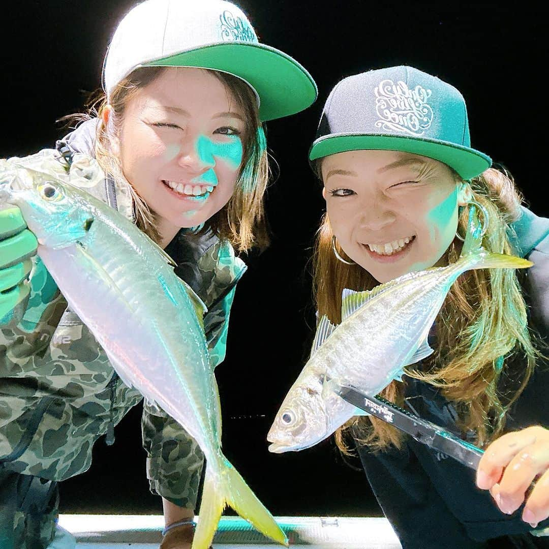 渕上万莉 さんのインスタグラム写真 - (渕上万莉 Instagram)「バチコン→タイ釣り🐟🔥  和歌山県日高町の#岬丸 さんで バチコンアジング便がスタートすると聞いて 行ってきました😆🙌🏽🔥🔥  私のバチコンデビューは 和歌山県田辺市の#シーホース で シバッチ船長やマッカーサー、上手な常連さんたちに教えてもらいながらめちゃくちゃハマった大好きな釣り✨  そんな和歌山県でのバチコン先駆者シバッチ船長と 岬丸ノリ船長が開拓したポイント（白崎沖） でめちゃくちゃ良いサイズのアジが釣れてるとのこと😆‼️✨  港から15分🛥 そんな近いとこに楽園はあった。  今の季節、日ムラはあるけど良いサイズも混ざりかなり楽しめました😆🙌🏽🌴  深夜に港帰ってから ちょっと休憩❓（朝まで旅館でガールズトーク） してからそのまま岬丸のマダイ便🛥✨  前日までめっちゃ釣れてたのに この日だけ渋かった😂🎣 それでもルーちゃんはキレイなマダイ❗️  にっしゃんはヘダイ🤣🤣🎣 『ヘダイ顔』めっちゃ上手いし👏🏽👏🏽  私はデカいサバ釣れまくったからすぐ開いて干して持ち帰りました♨️  私もにっしゃんも日ノ岬のマダイが今まで食べた中で1番美味しかったと思ってる✨  お正月のマダイ釣りに行きたいなぁ🎣☺️✨  この2日間YouTube撮ったから近々アップするよー🎥⭐️  最近出張多くてなかなか編集出来てないけど年末ほとんど家に居るからいっぱいアップできるよう頑張ります😆❣️❣️  ■2023.10.31 和歌山県日高町 岬丸　バチコン、マダイ便  #バチコン #バチコンアジング #アジング #岬丸 #マダイ #ヘダイ  #にっしゃん #フッチー」12月7日 14時04分 - mari_fuchigami