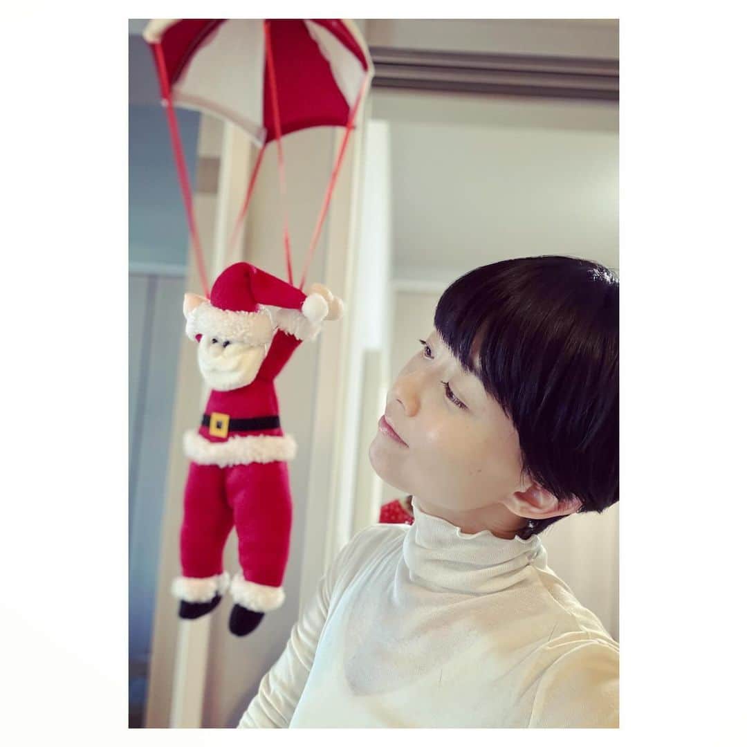 原田佳奈のインスタグラム：「・ ・  そろそろプレゼントの準備しないとね、サンタさん🎅  #パラシュートサンタ #christmaspresent」