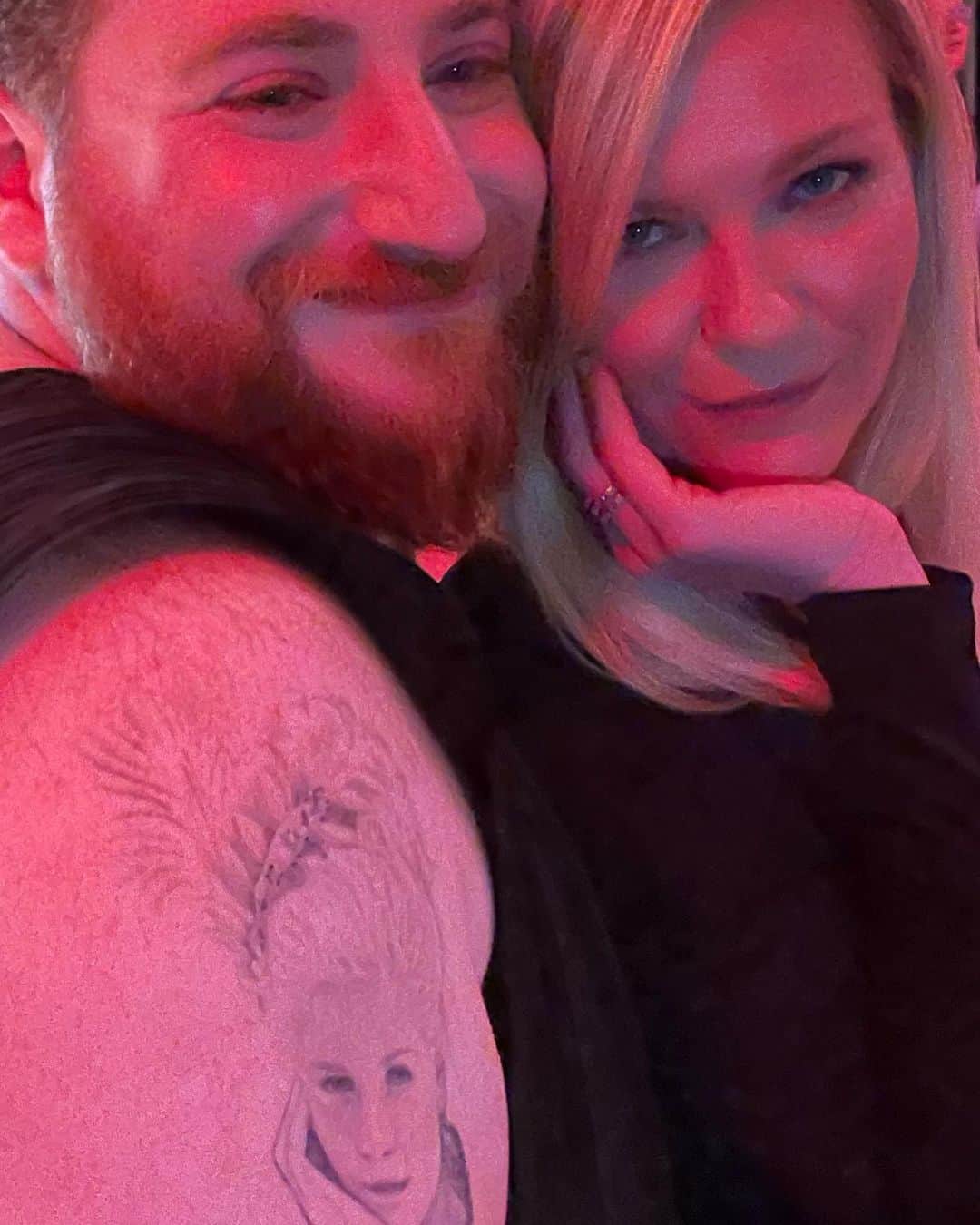 キルスティン・ダンストのインスタグラム：「Hunter, your story of this tattoo…I’d only share with your consent ❤️ his favorite color is clear」