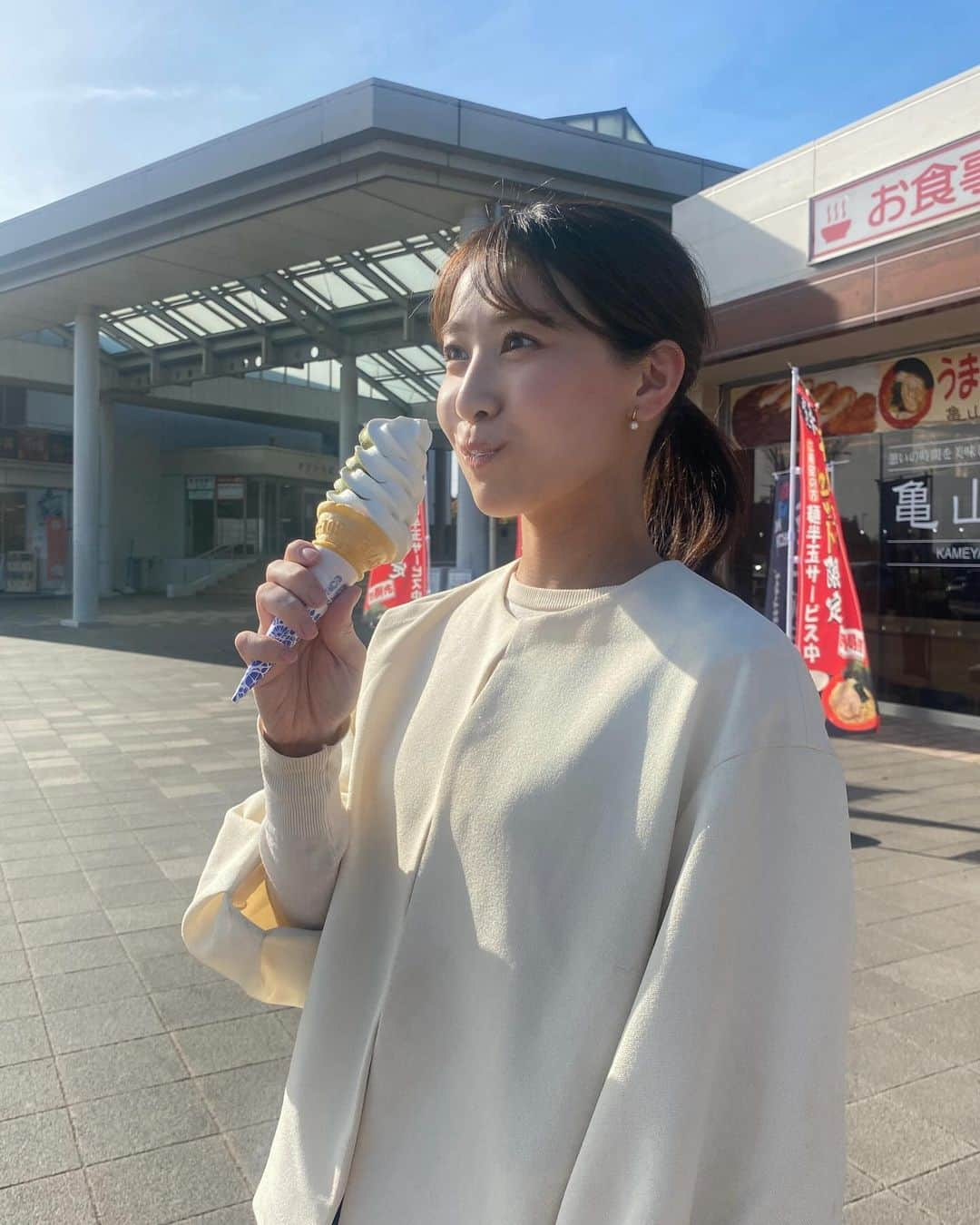 島津咲苗のインスタグラム：「今日もお疲れ様です！  昨日はあたたかかったので ソフトクリームを食べました🍦 しかも亀山茶と牛乳のダブルソフトです🥛🍵 おいしかった、、、  今日は風があって寒いですね。 体調を崩さないようにしてください！ . . . #ソフトクリーム #アイス大好き #冬のアイス #おいしいですよね #お茶 #亀山茶 #亀山グルメ #三重グルメ」