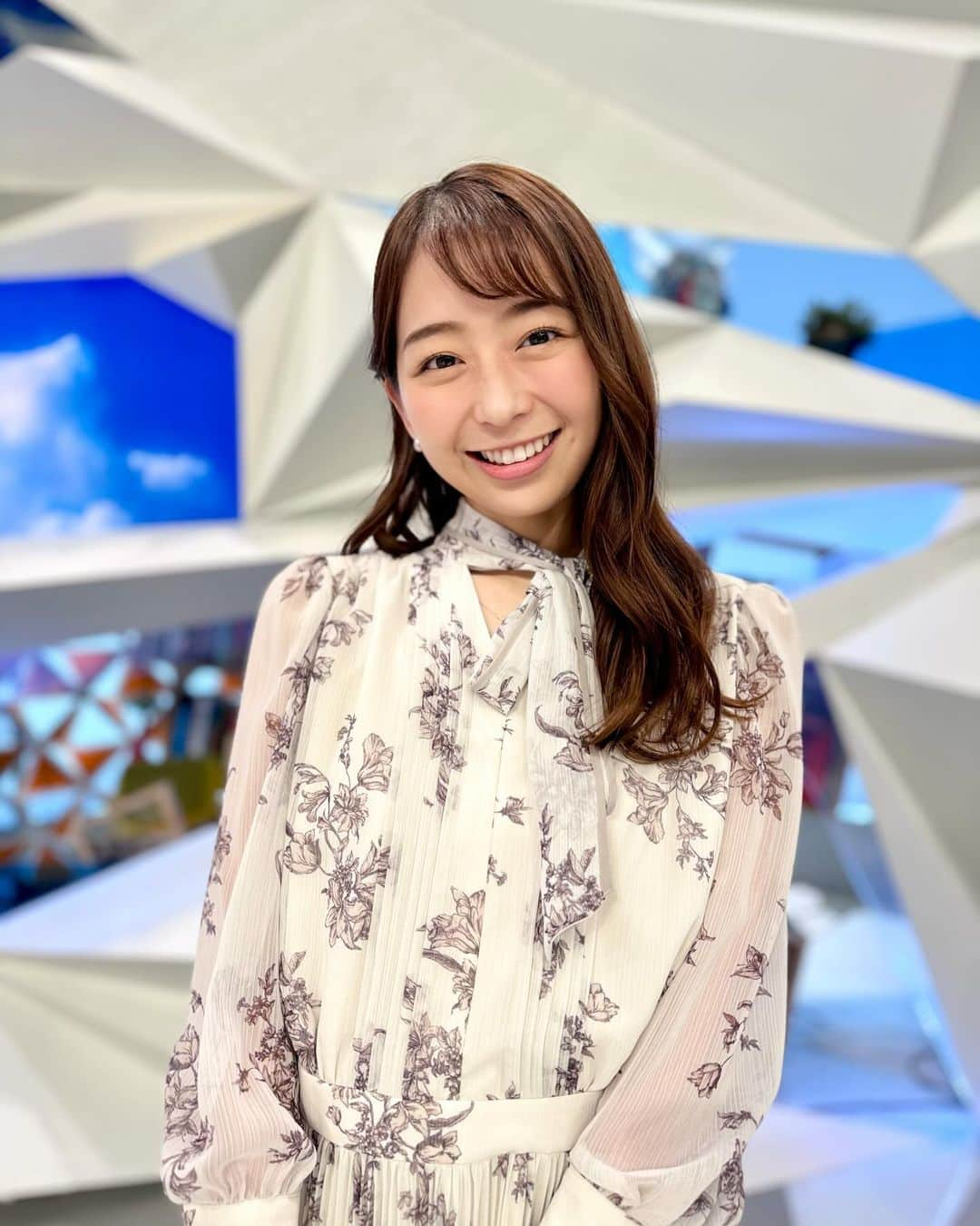 フジテレビ「めざまし8」さんのインスタグラム写真 - (フジテレビ「めざまし8」Instagram)「. 🦢きょうのこむっち🦢 ❁.｡.:*:.｡.✽.｡.:*:.｡.❁.｡.:*:.｡.✽.｡.:*:.｡.❁  きょうのテイバン＋はクリスマススペシャルでした🎄 私のクリスマスの予定は…… 仕事です😂会社で過ごします🎅🏼💗  ✼••┈┈┈┈┈••✼✼••┈┈┈┈┈••✼  🤍ワンピース @jusglitty_official 💠アクセサリー @osewaya_official 👡シューズ @kanematsu_official   #めざまし8 #小室瑛莉子 #こむっち #衣装 #fashion #fashionstyle #ootd」12月7日 14時16分 - mezamashi8.tv