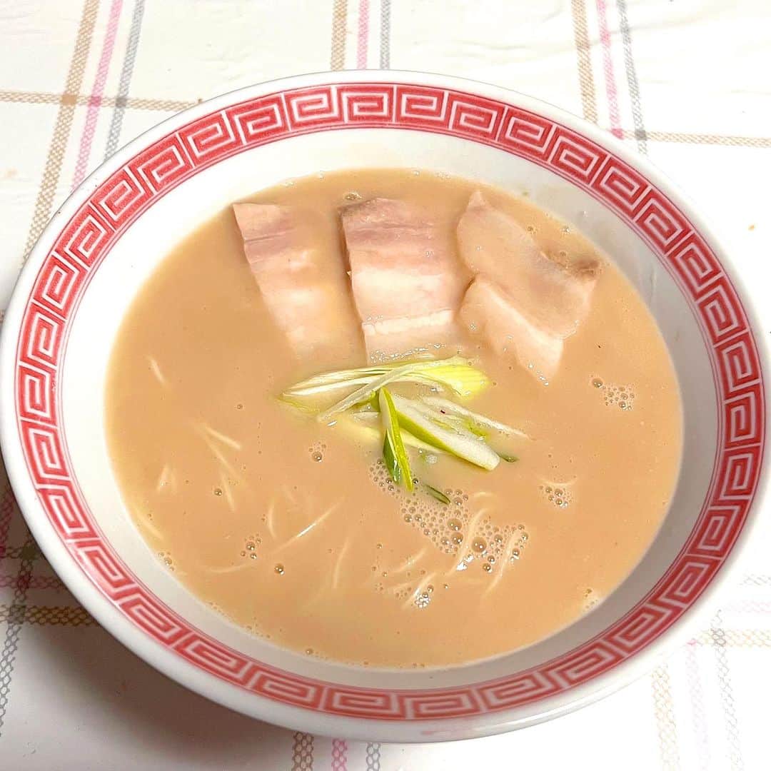 おごせ綾のインスタグラム：「石田鉄平さんの豚骨ラーメンをお取り寄せ✨✨  ストレート麺は小麦の風味がすごい！😳 北海道産小麦100%らしい✨✨  しかも替え玉付き！わかってる！😂❤️  超濃厚豚骨のスープはめっちゃクリーミーで、これは楽天1位になるよね！  PR @ishidateppei_gyoza #通販ラーメン #ラーメン通販 #冷凍ラーメン #冷凍麺 #通販グルメ」